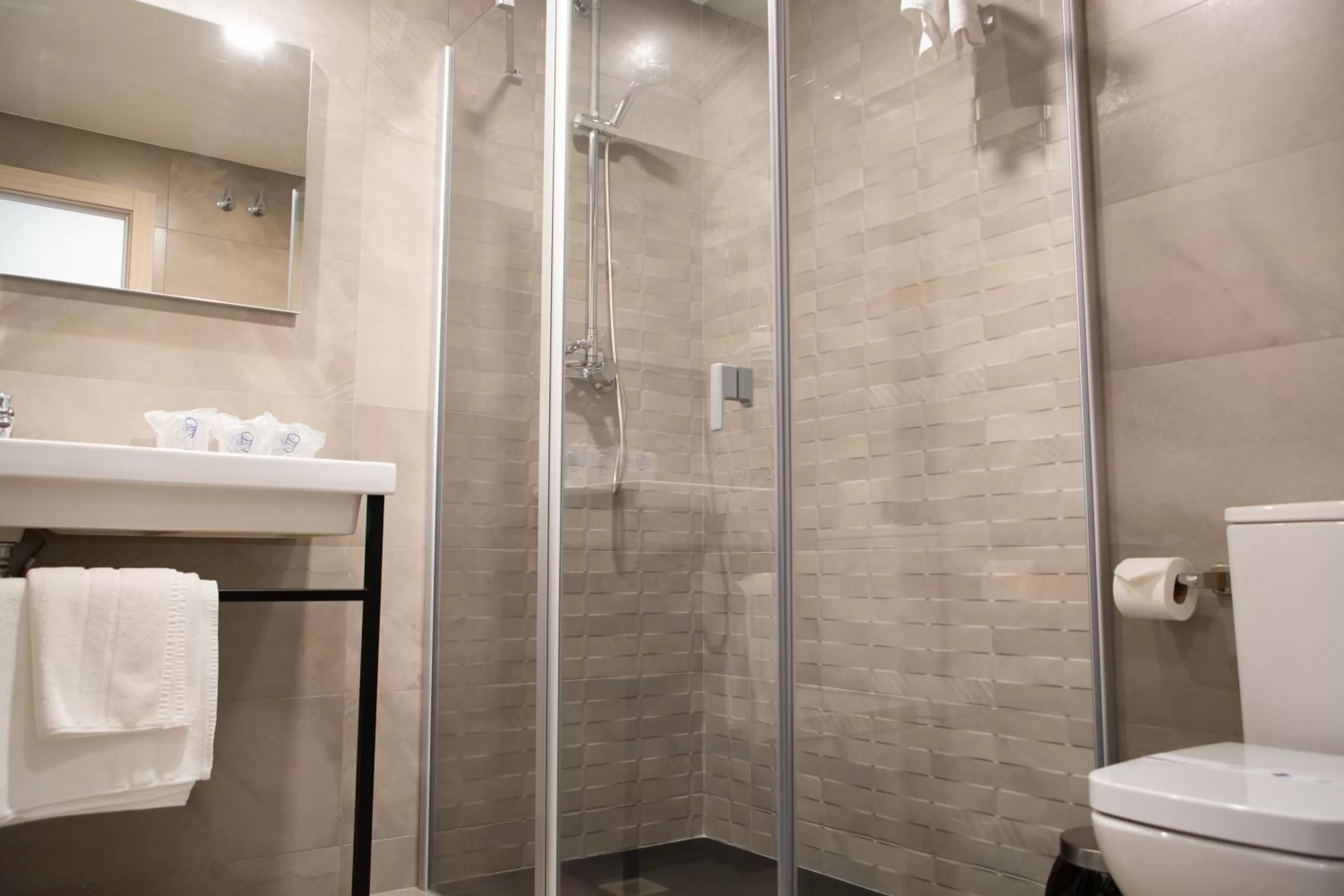 Bathroom in Hotel Gran Sol De Extremadura