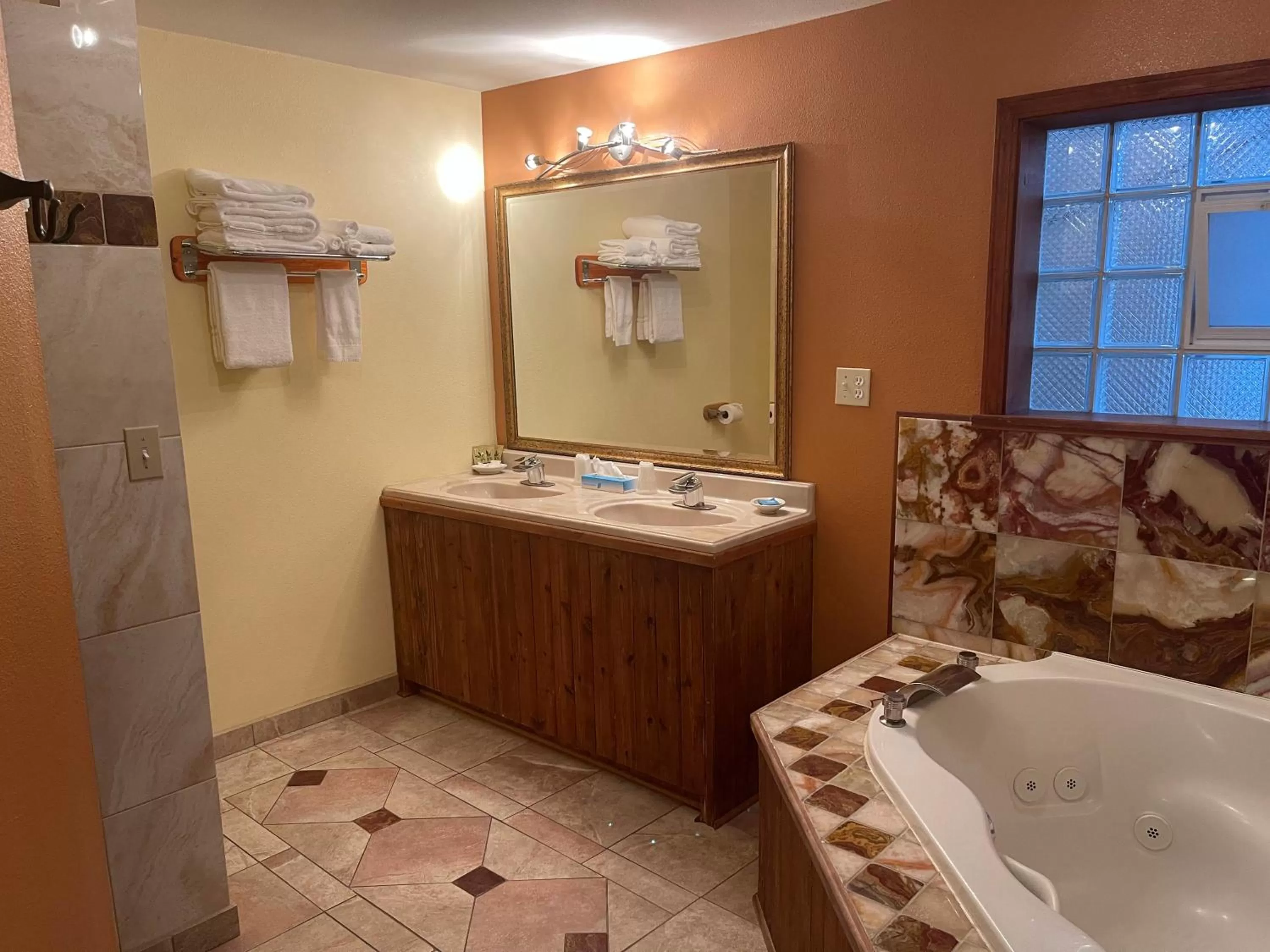 Bathroom in Pikes Peak Inn
