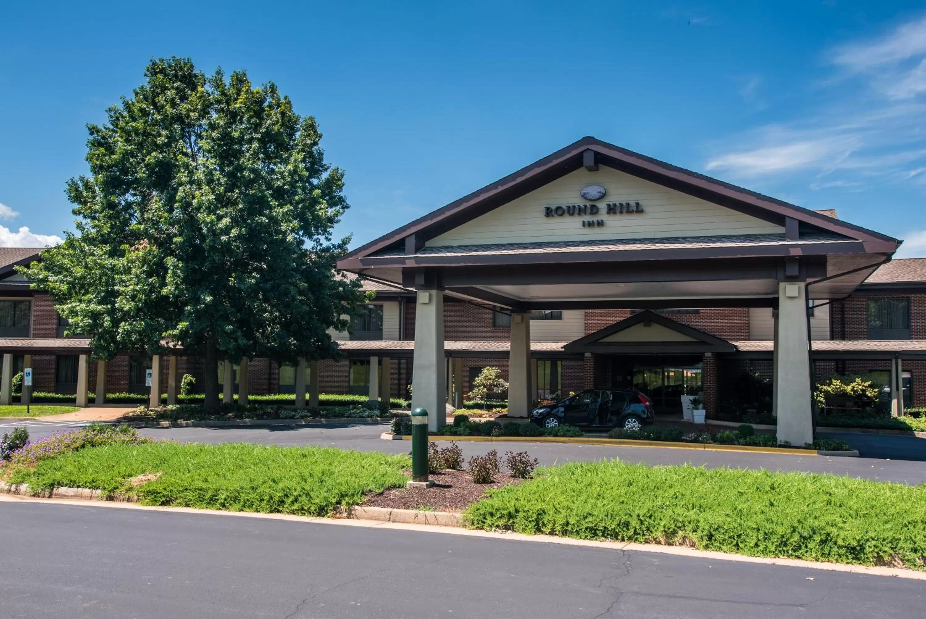Facade/entrance in Round Hill Inn