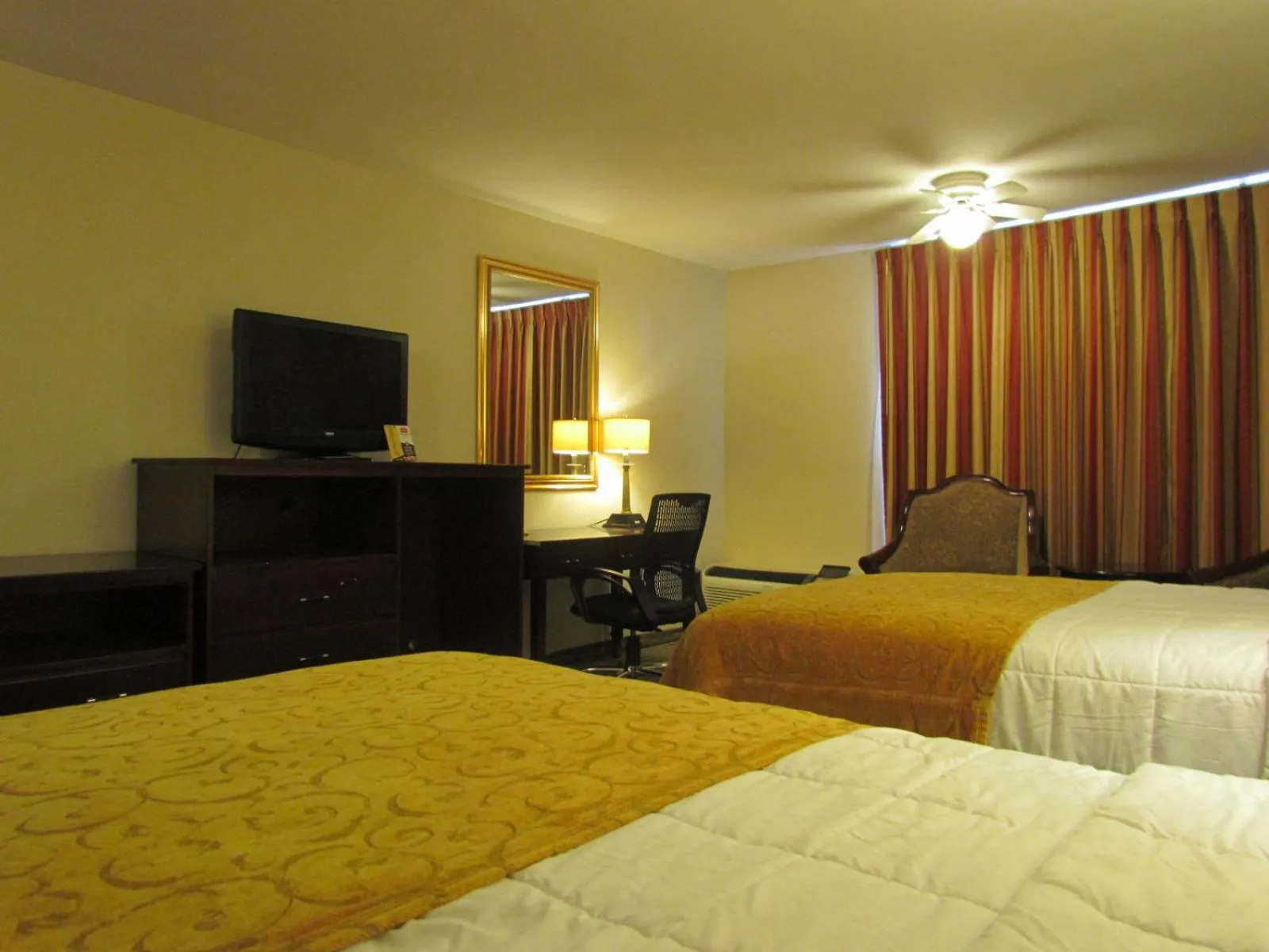 Photo of the whole room, Bed in Romana Hotel - Houston Southwest