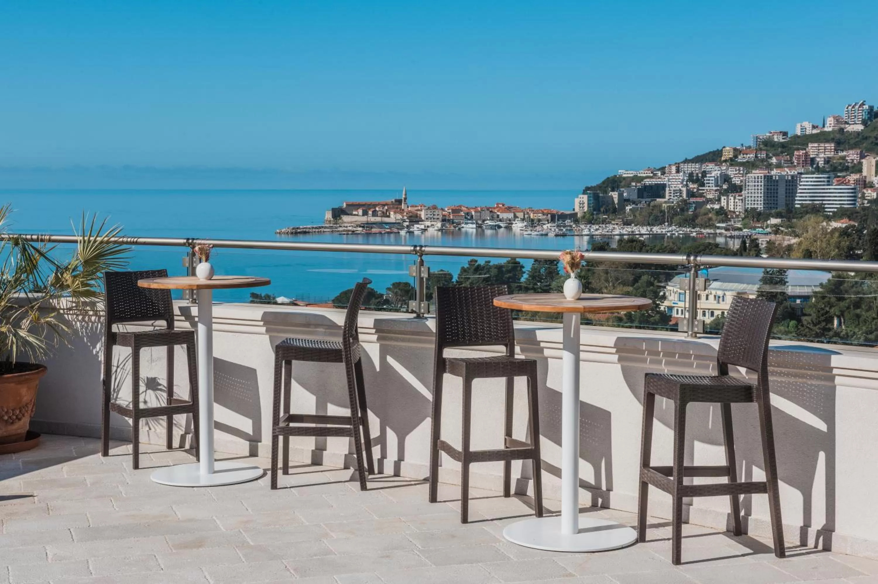 Lounge or bar in Iberostar Waves Slavija