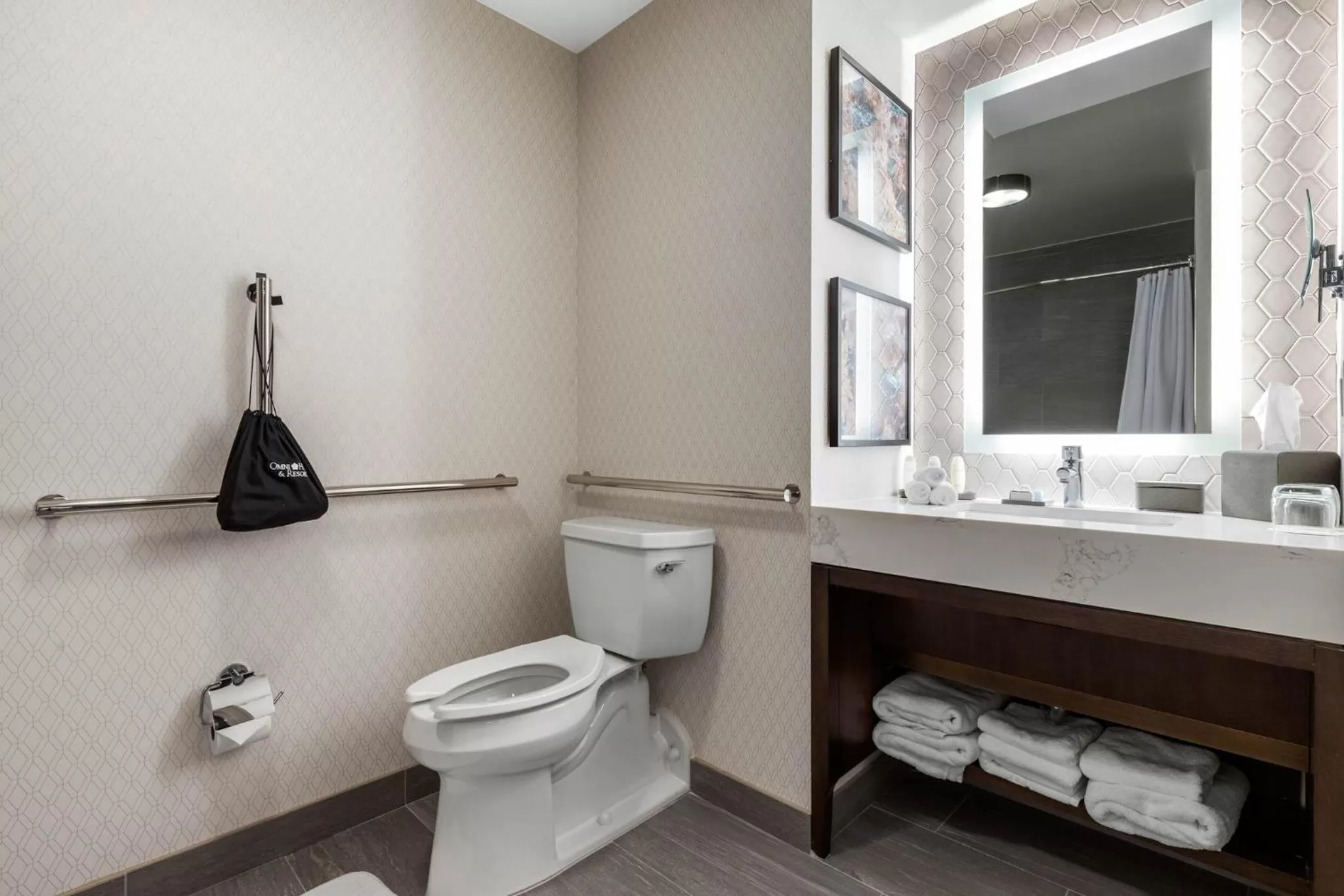 Photo of the whole room in Omni Charlotte Hotel