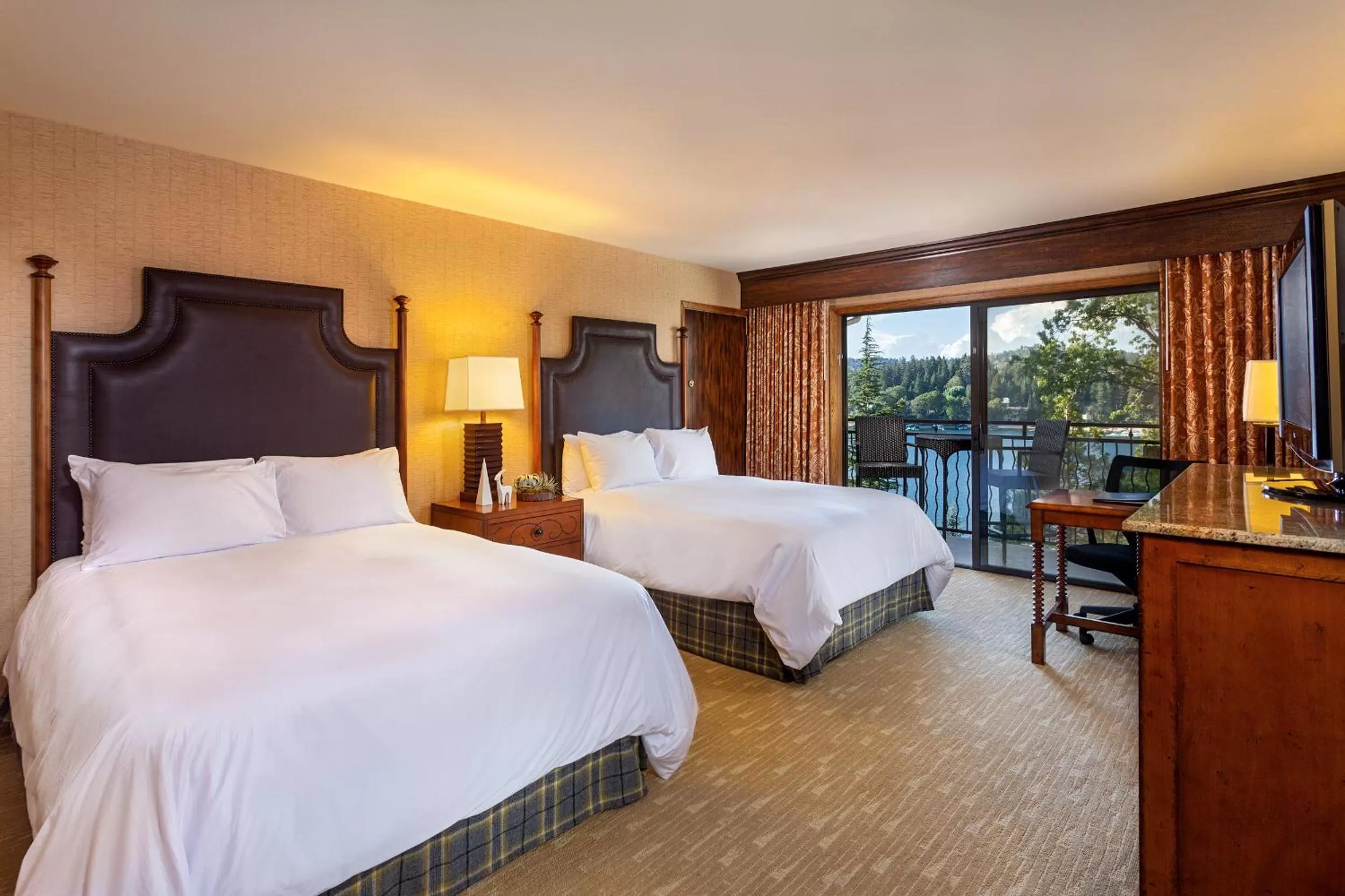 Lake view, Bed in Lake Arrowhead Resort & Spa