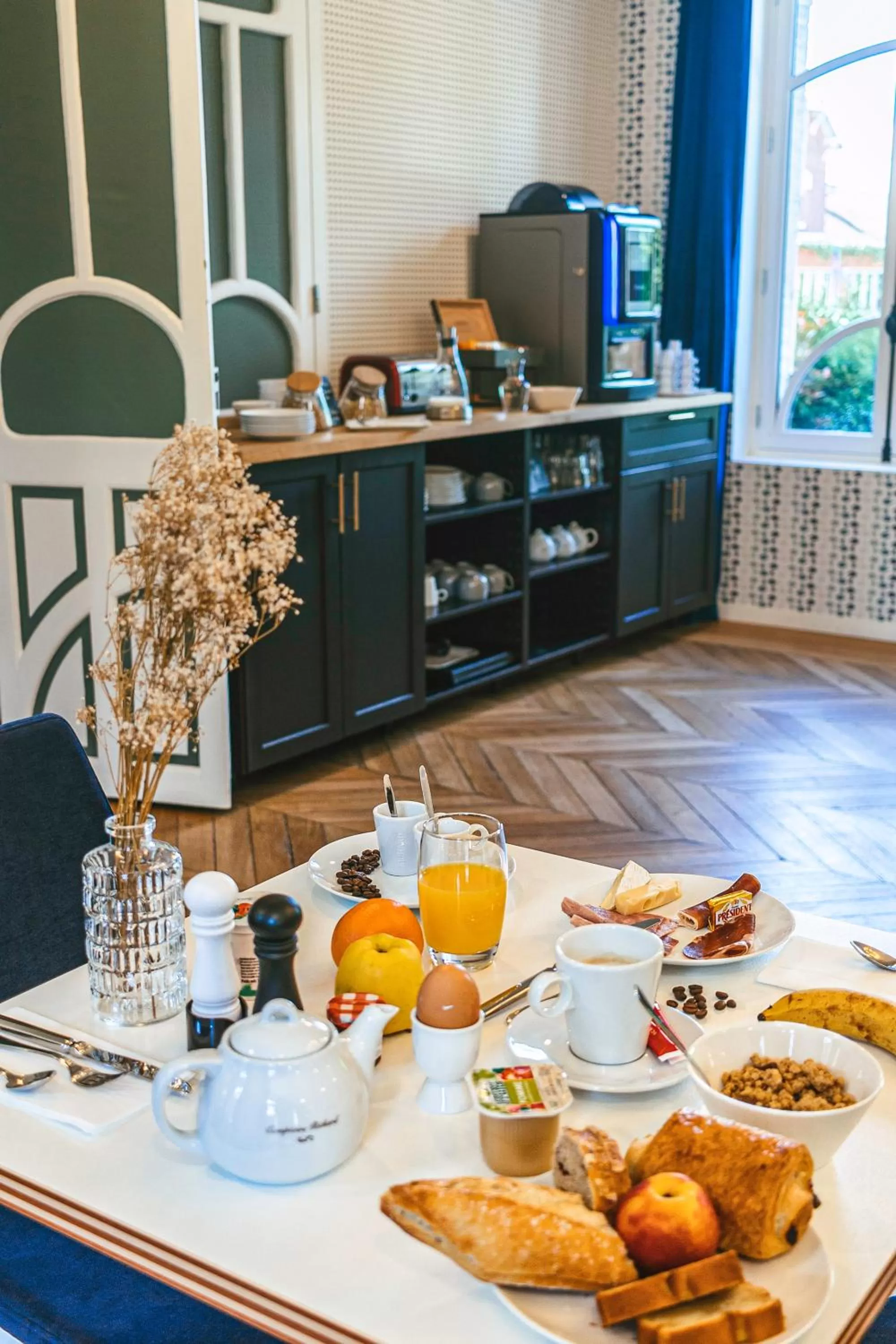 Food and drinks in Mayrena Hotel Restaurant