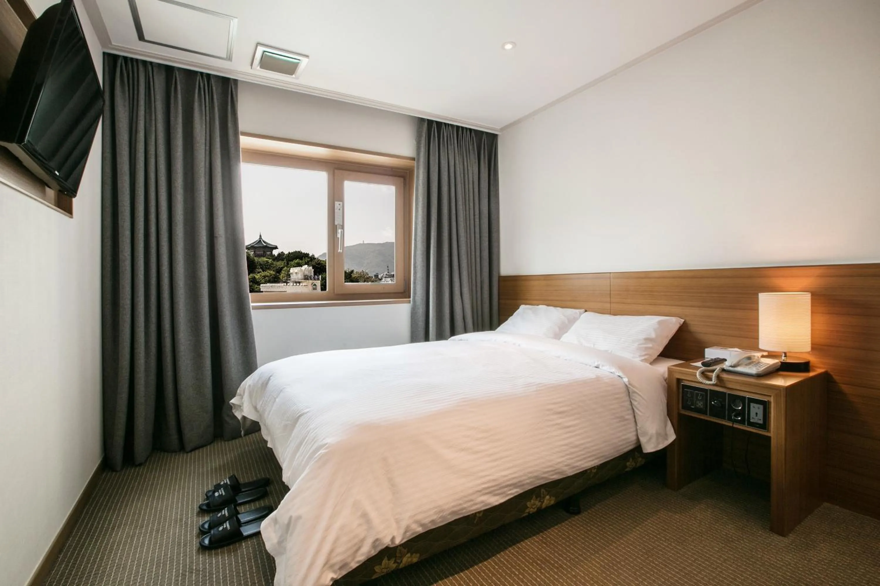 Bedroom, Bed in Busan Tourist Hotel