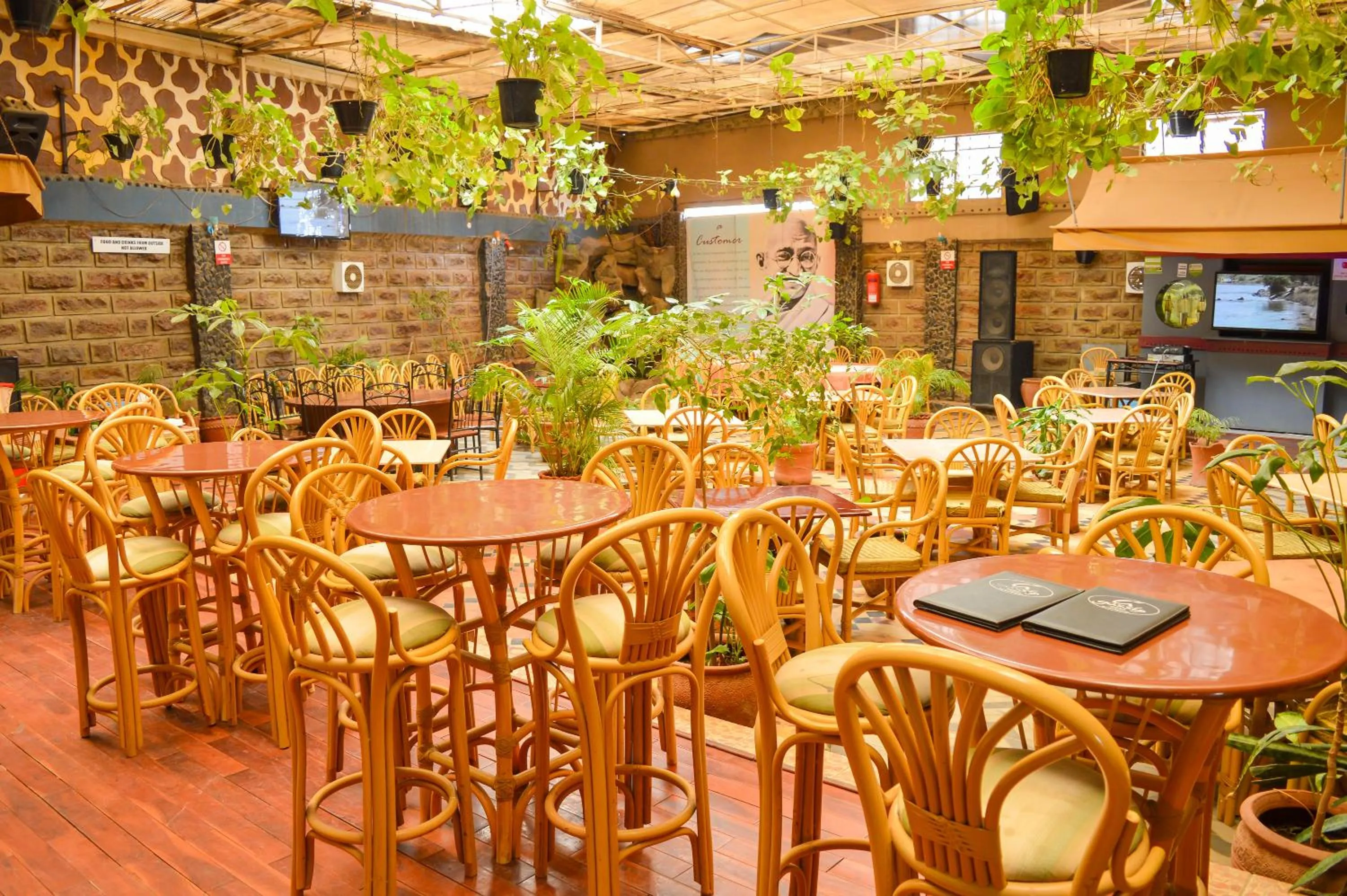 Restaurant/places to eat in Anthena Hotel