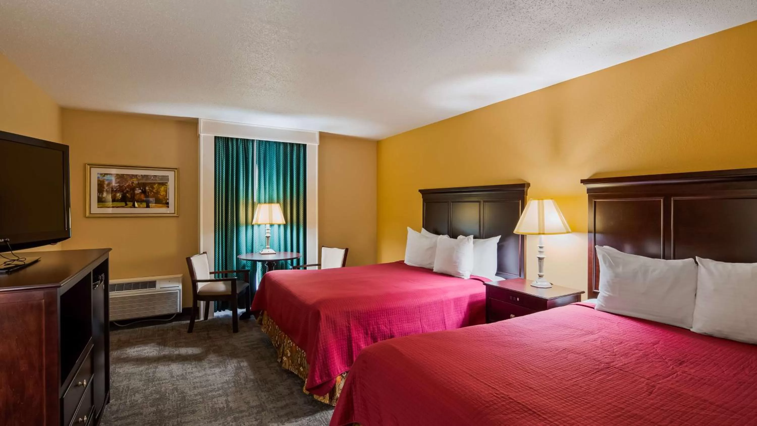 Photo of the whole room, Bed in Osage Creek Lodge