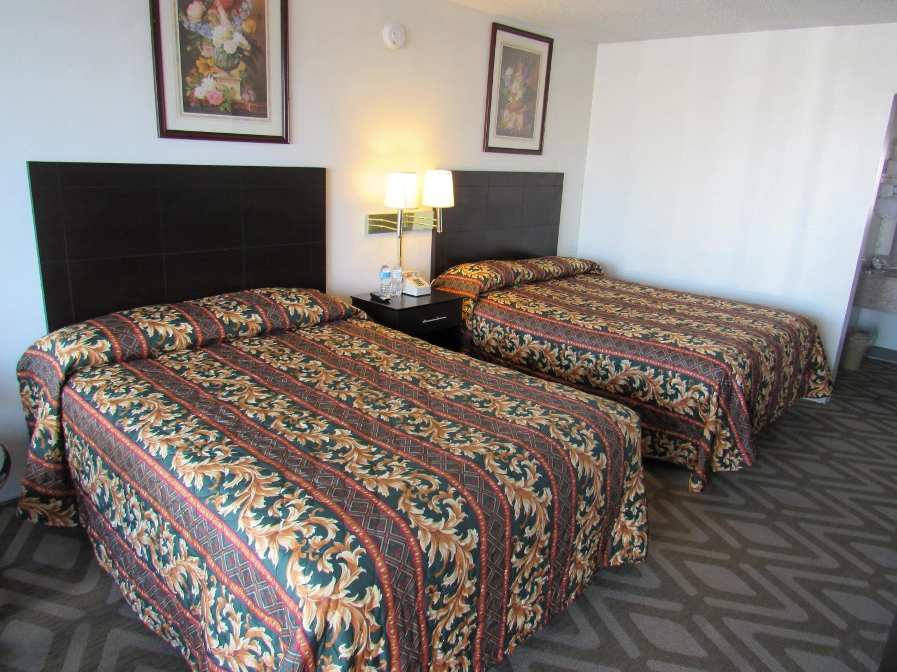 Photo of the whole room, Bed in Tourway Inn