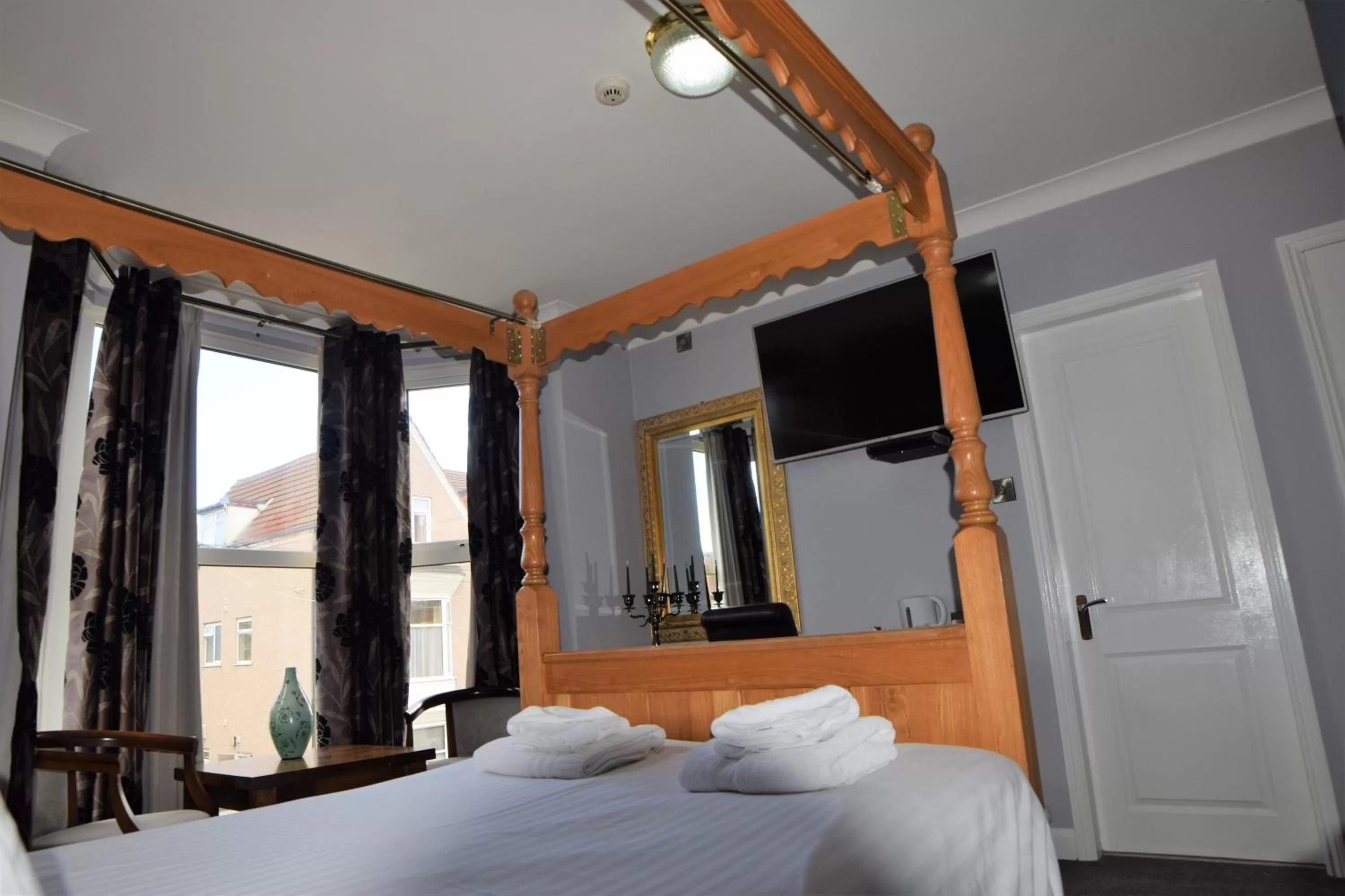 Bed in Dovedale Hotel and Restaurant