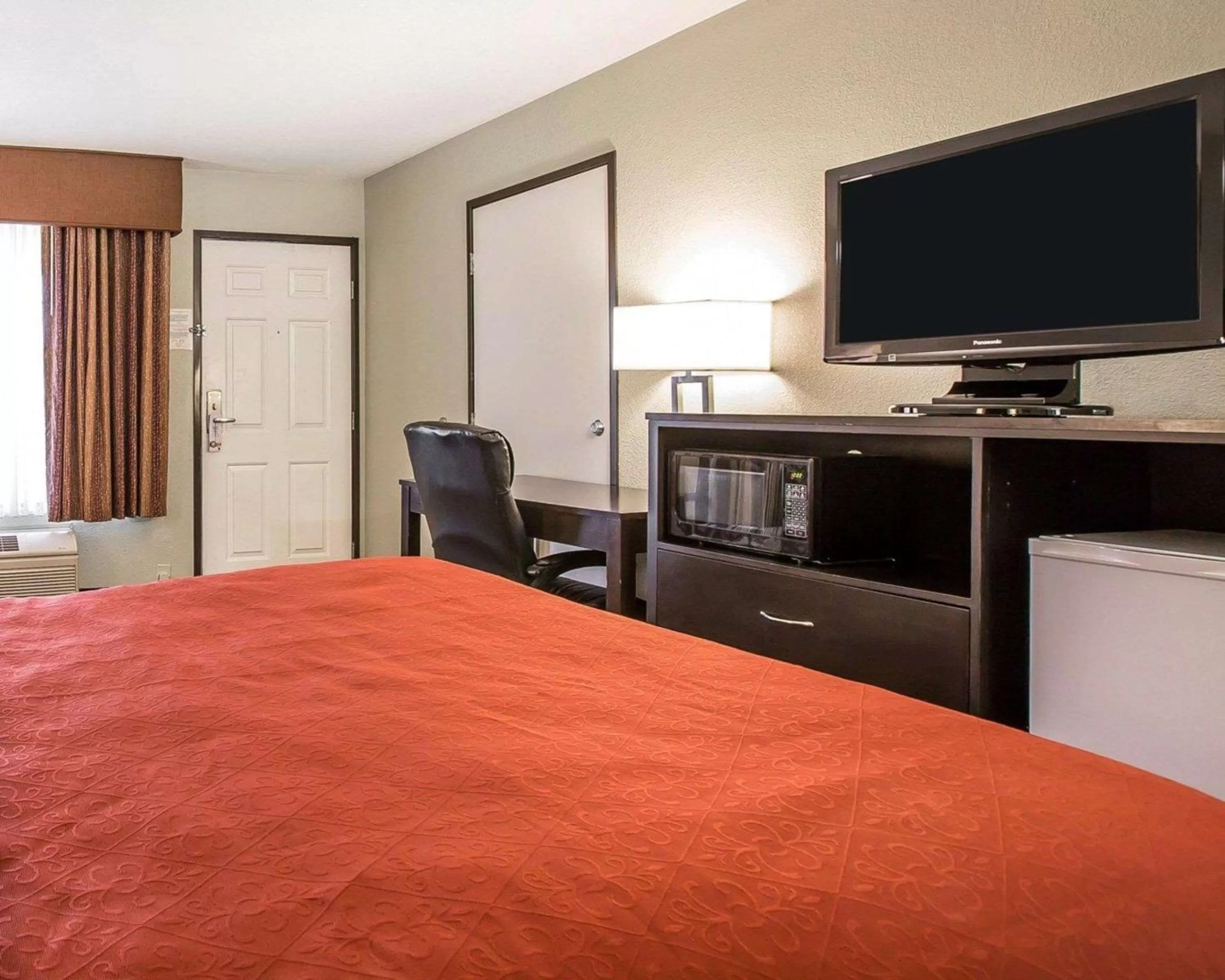 Photo of the whole room, Bed in Quality Inn & Suites Woodland - Sacramento Airport