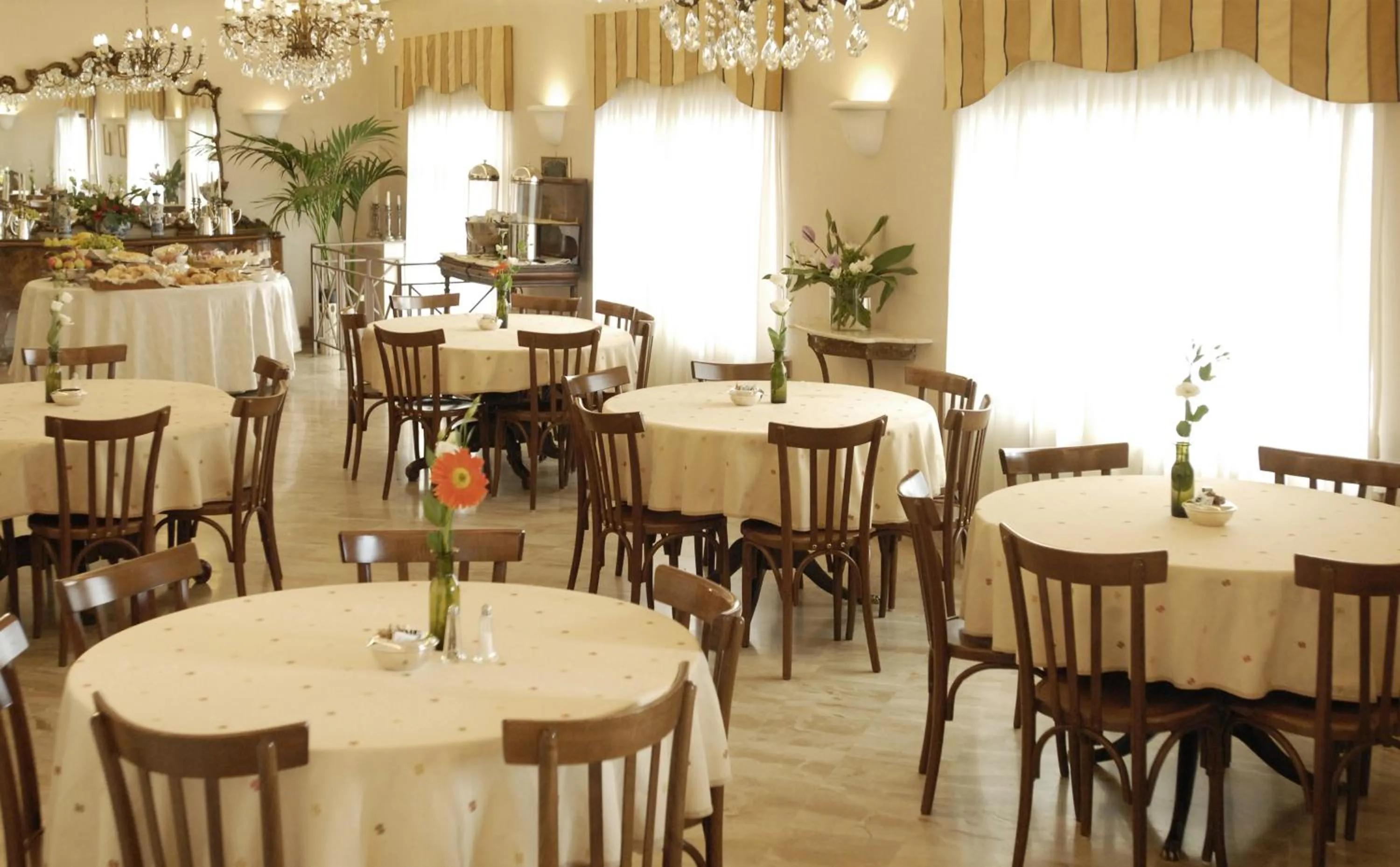 Restaurant/places to eat in Hotel Lancelot