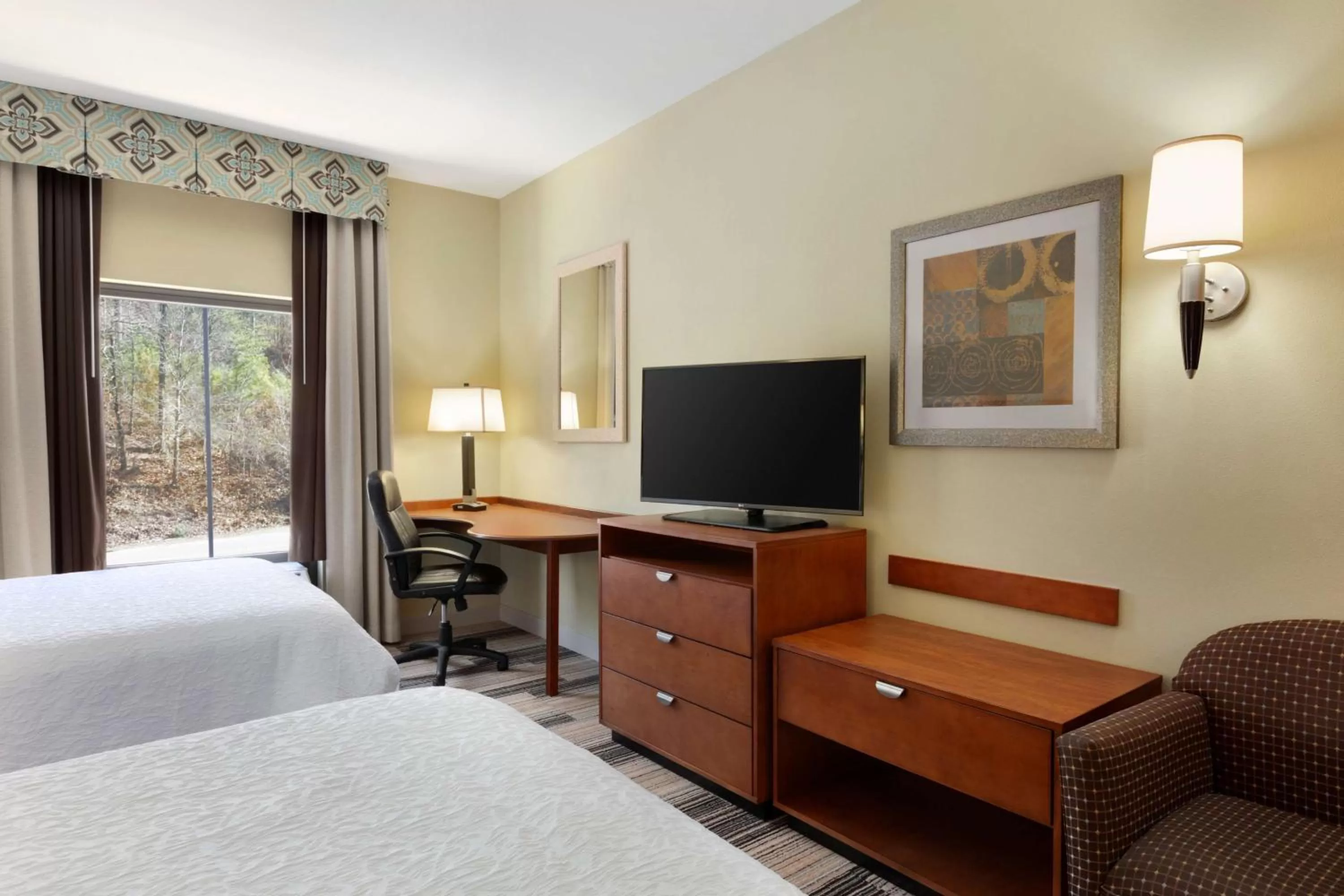 Bed in Hampton Inn & Suites Birmingham Airport Area