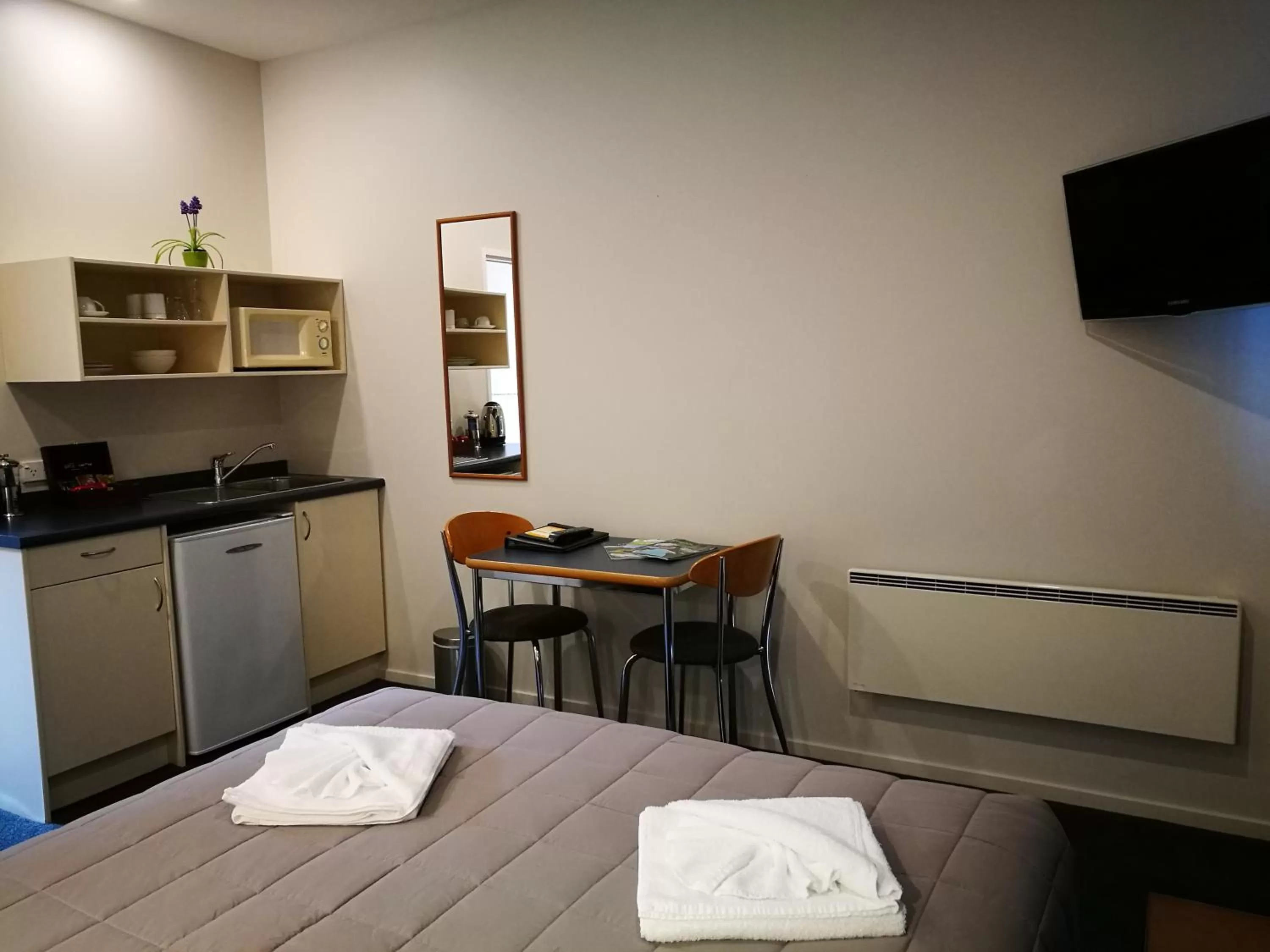 Bed in Airport Birches Motel