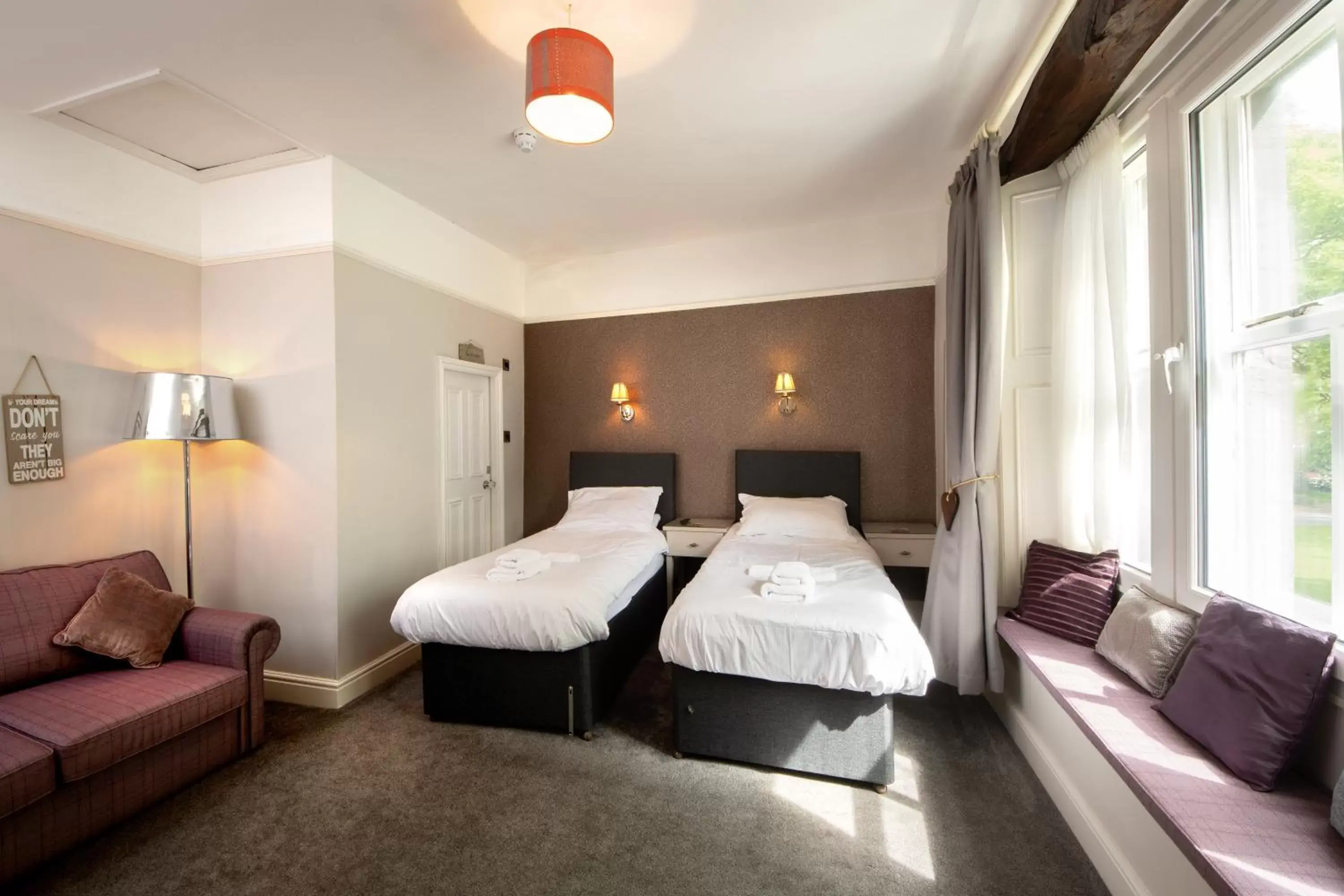 Twin Room with Shower in Maypole Inn Twin Room with Shower in Maypole Inn