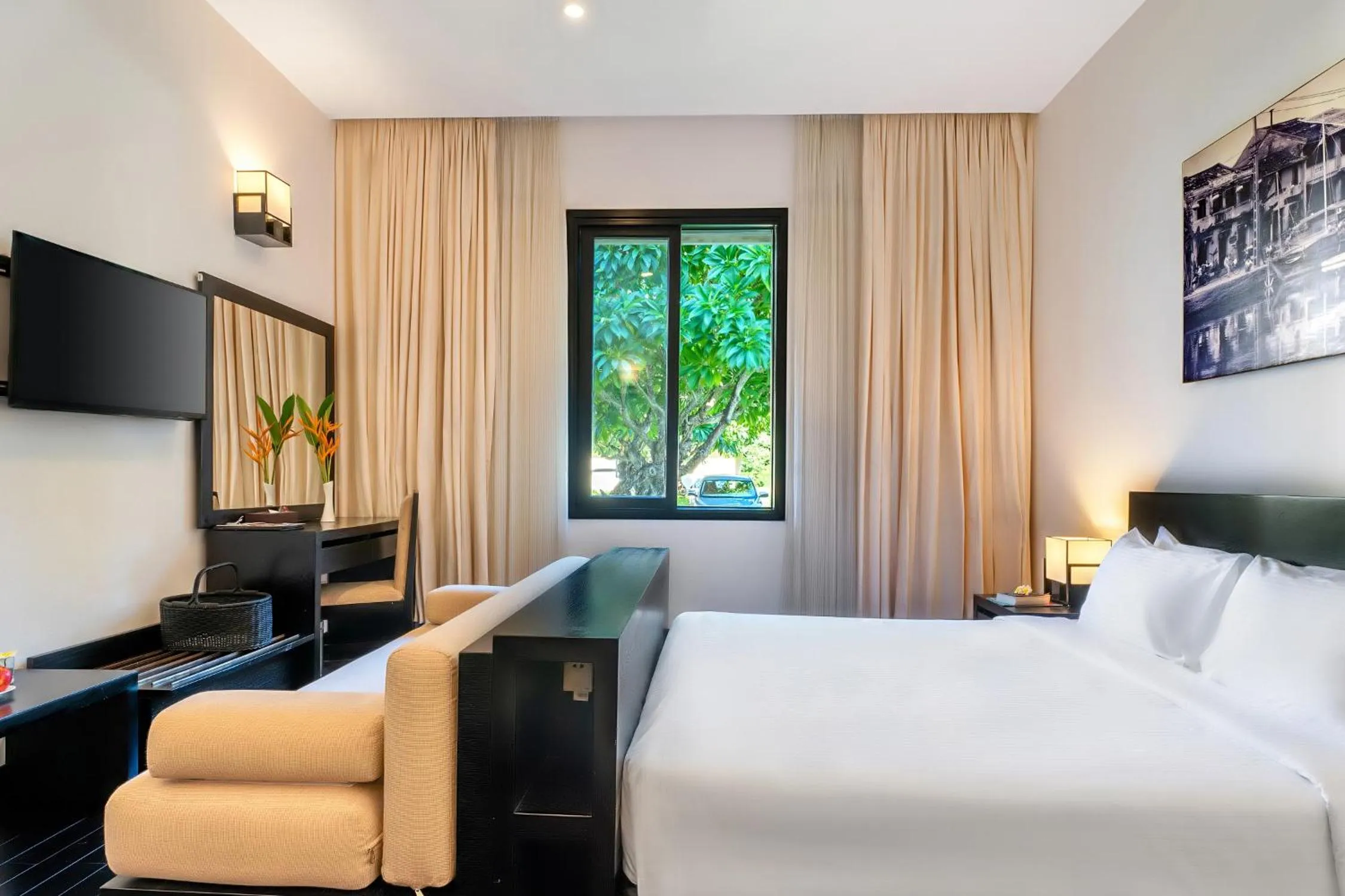 Garden view, Bed in HOI AN HISTORIC HOTEL