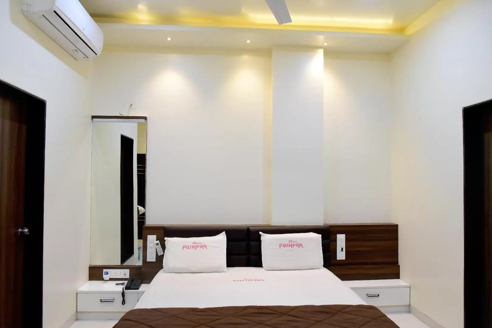 Bedroom, Bed in Hotel Pushpak