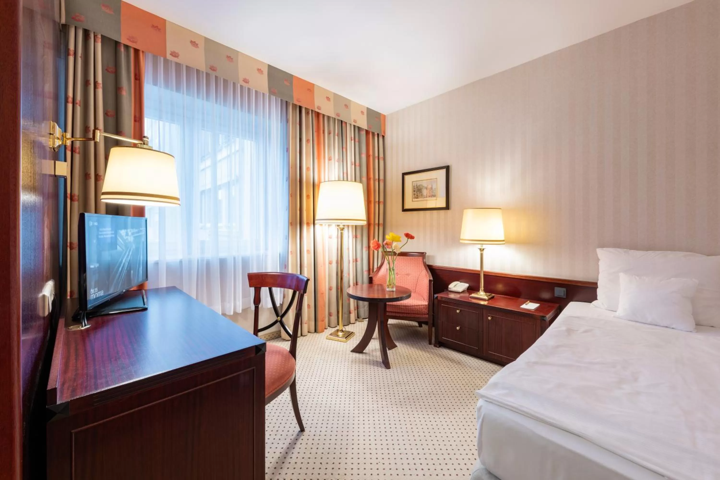 Bed, TV/Entertainment Center in Maritim Hotel Mannheim