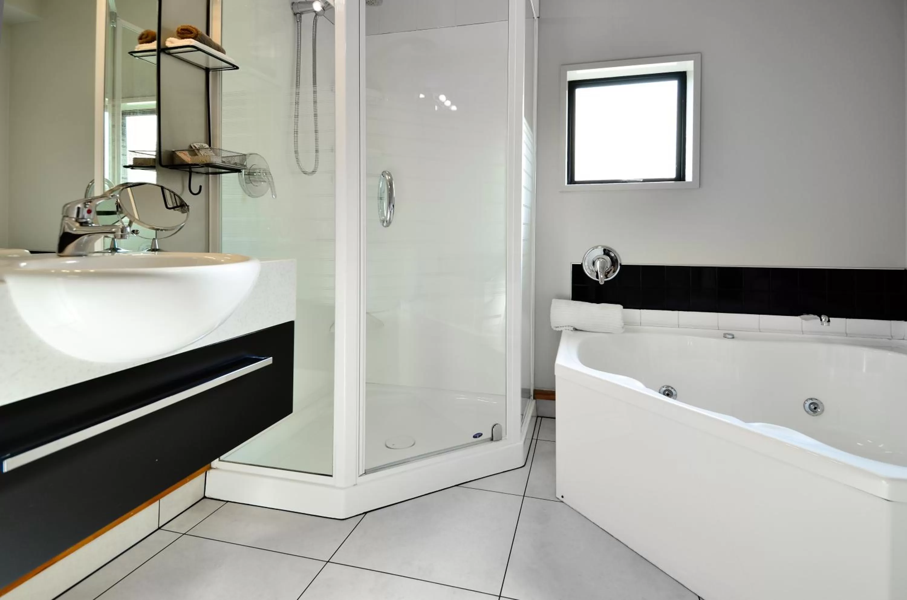 Bathroom in Palms Motel