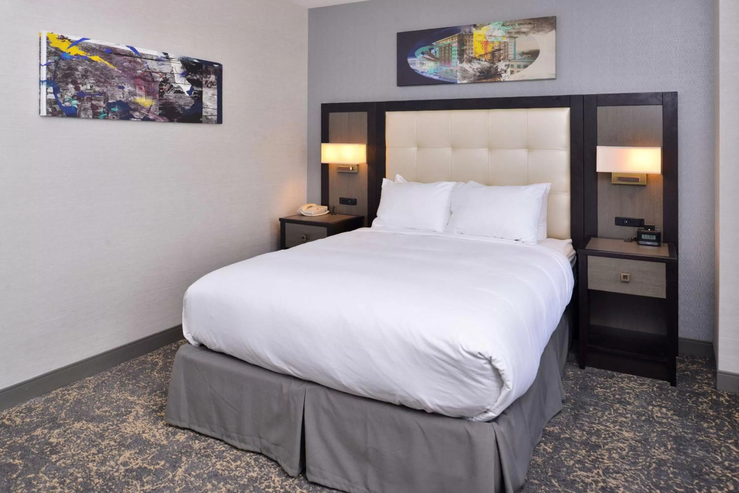 Bedroom, Bed in DoubleTree by Hilton Utica