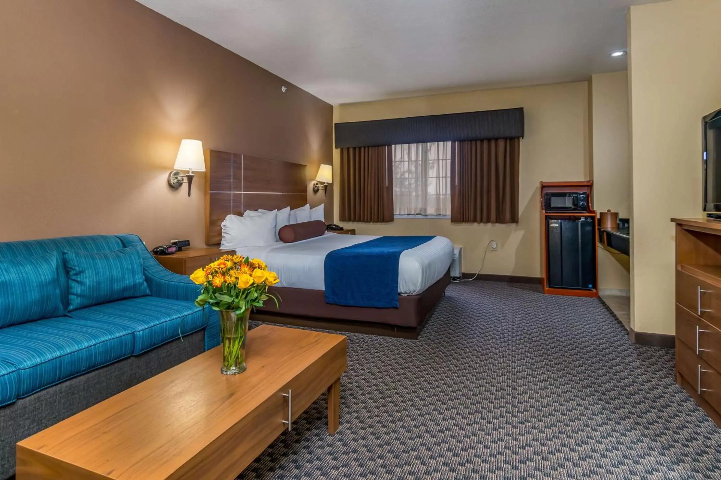 King Room with Larger Room and Roll-In Shower - Mobility Accessible/Non-Smoking in Best Western Plus Shamrock Inn & Suites King Room with Larger Room and Roll-In Shower - Mobility Accessible/Non-Smoking in Best Western Plus Shamrock Inn & Suites