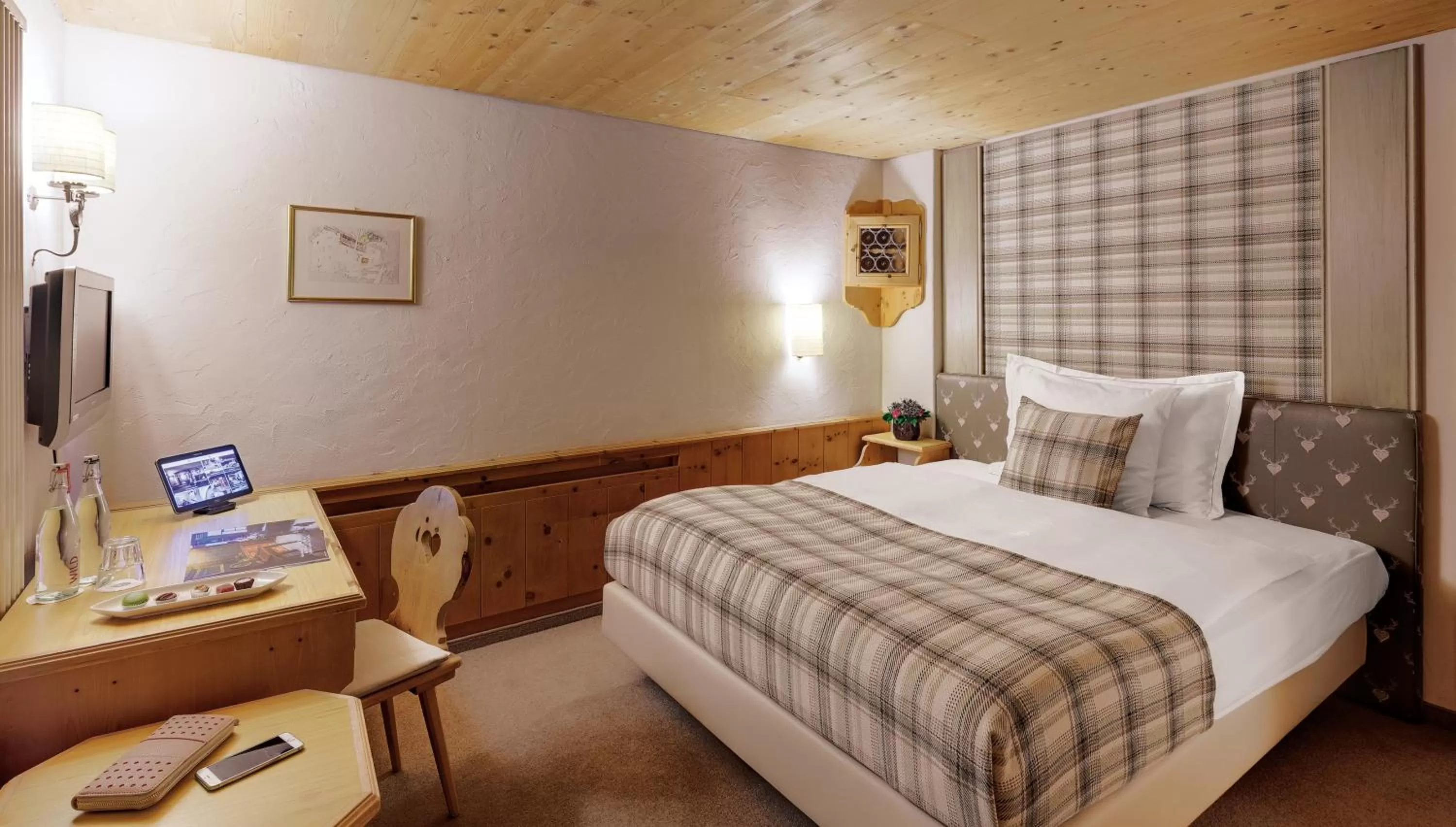 Photo of the whole room, Bed in Morosani Posthotel