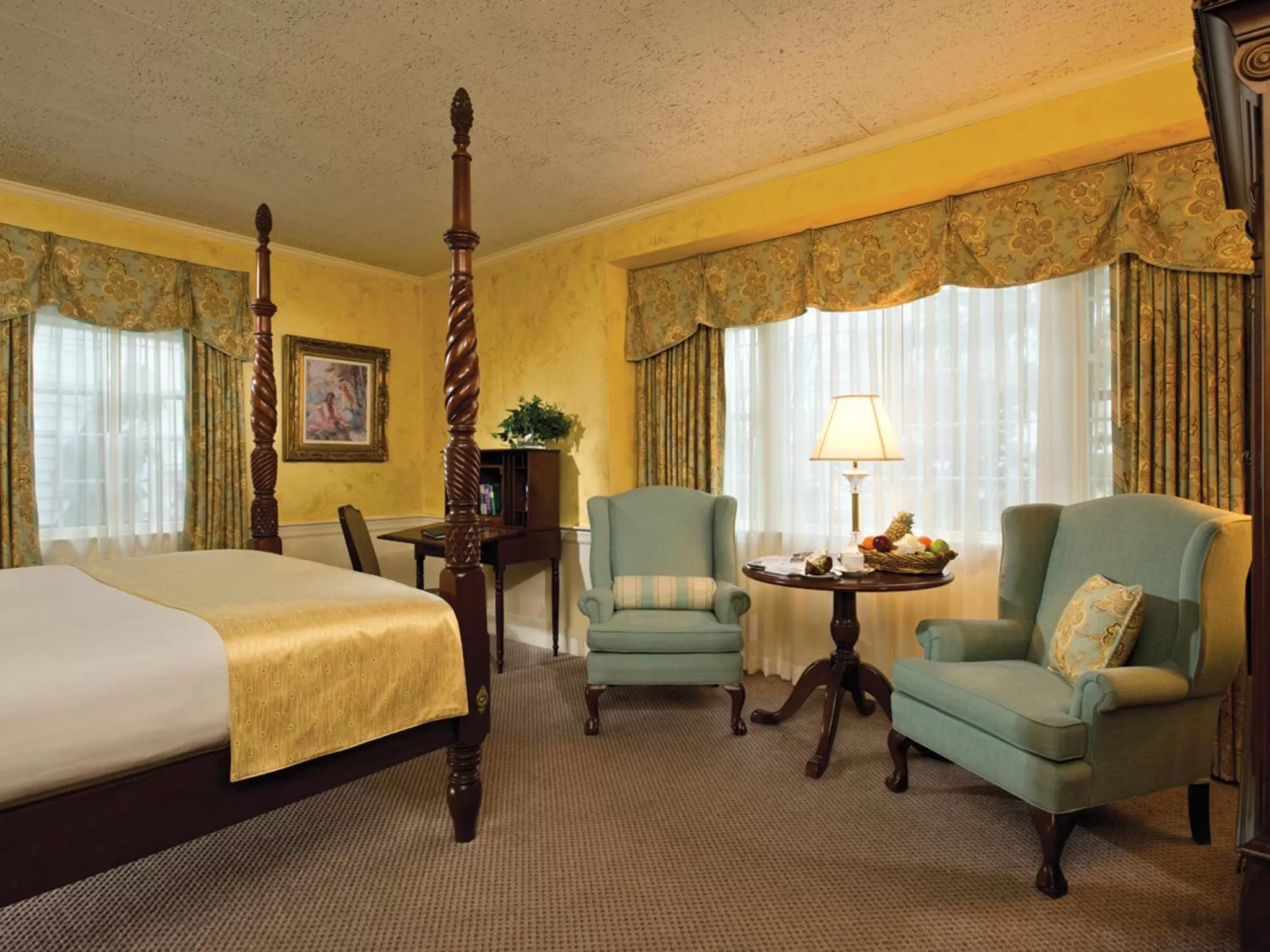 Deluxe Room in Dan'l Webster Inn and Spa