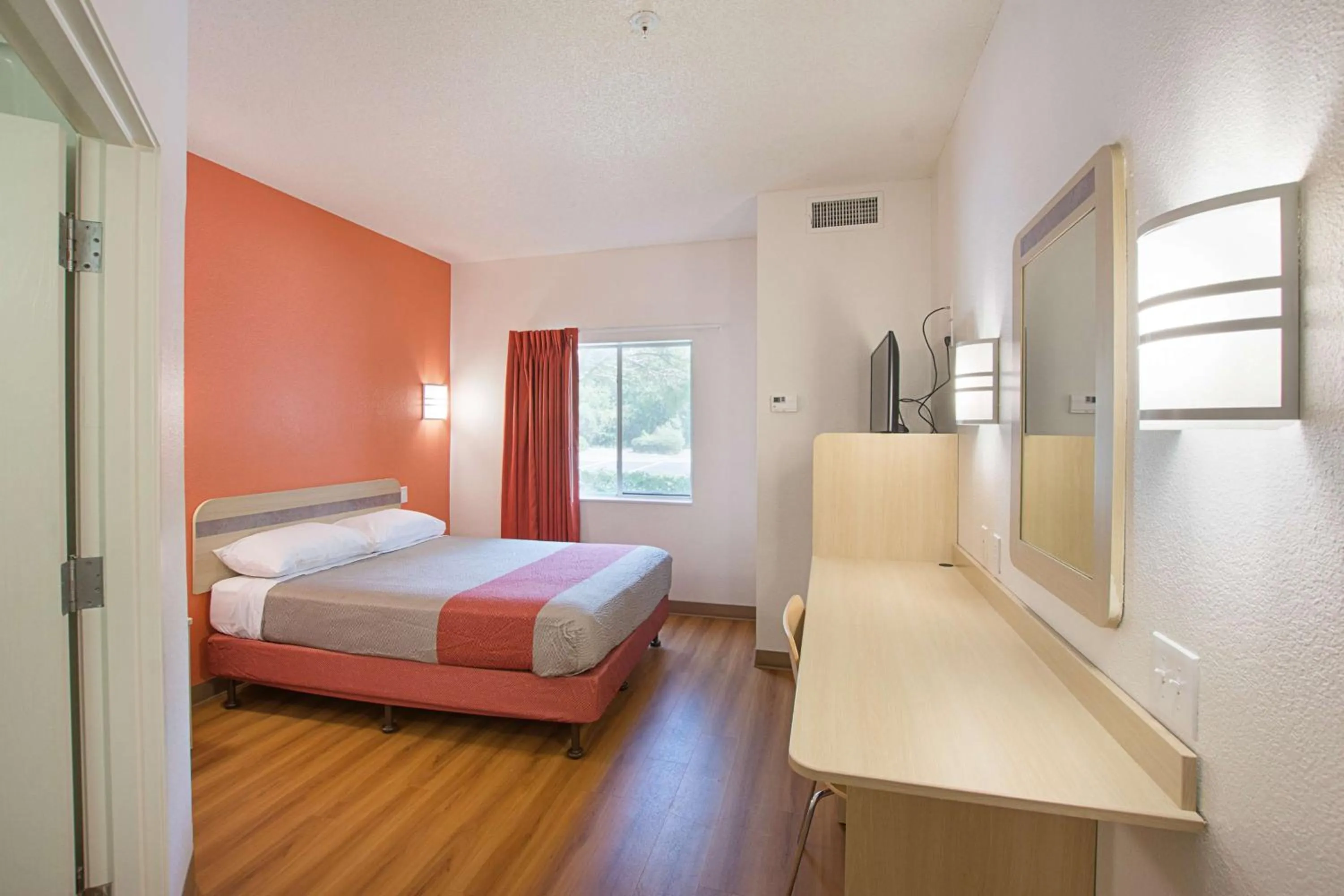 Bathroom, Bed in Motel 6-Columbia, SC - Fort Jackson Area