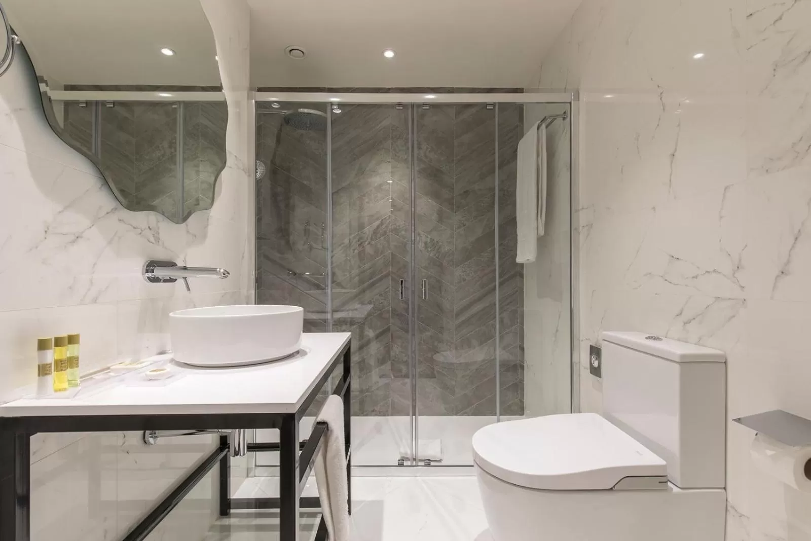 Shower in Eurostars Puerta Real