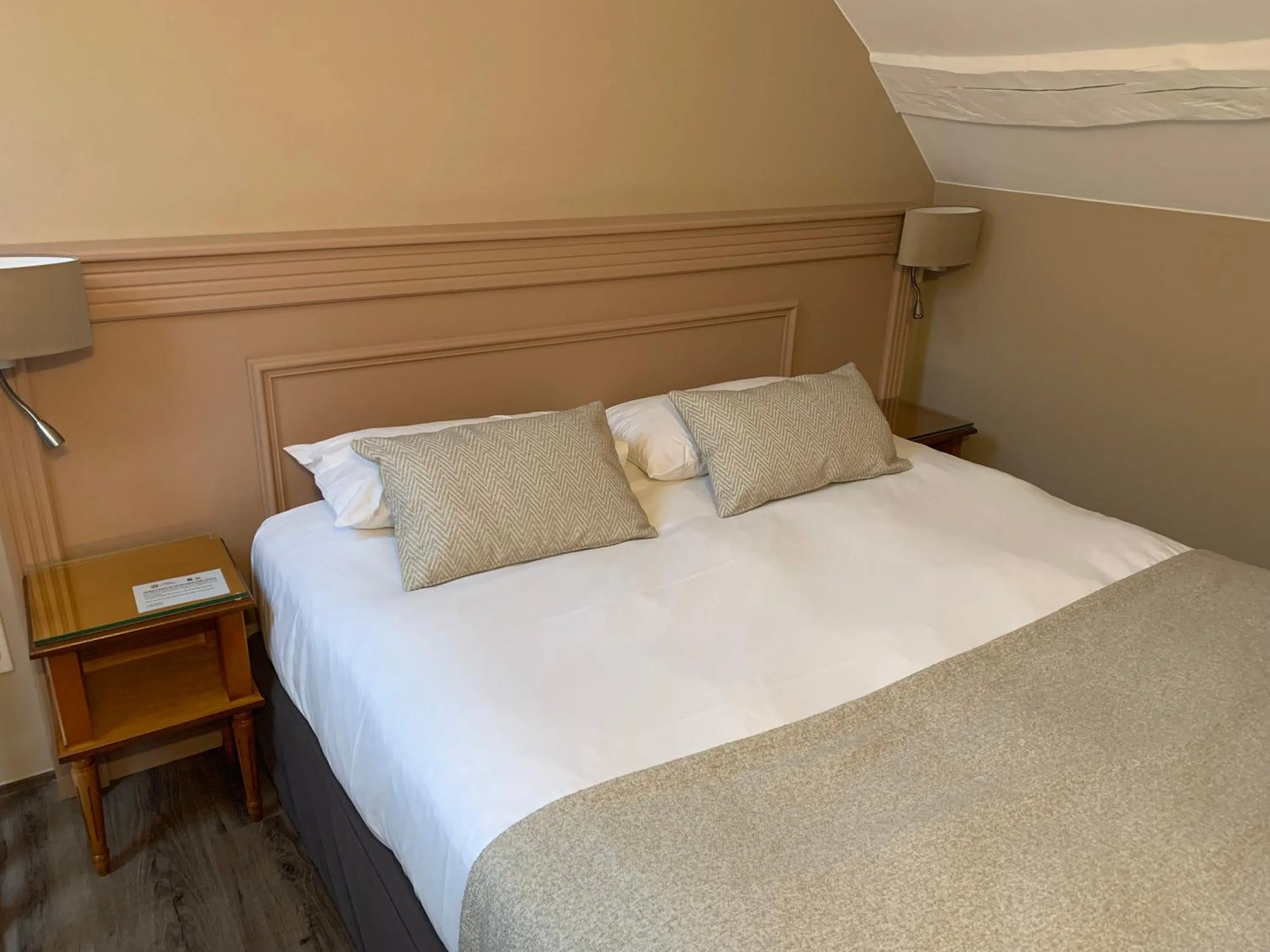 Bed in Logis Hôtel Restaurant Le Moulin de la Coudre