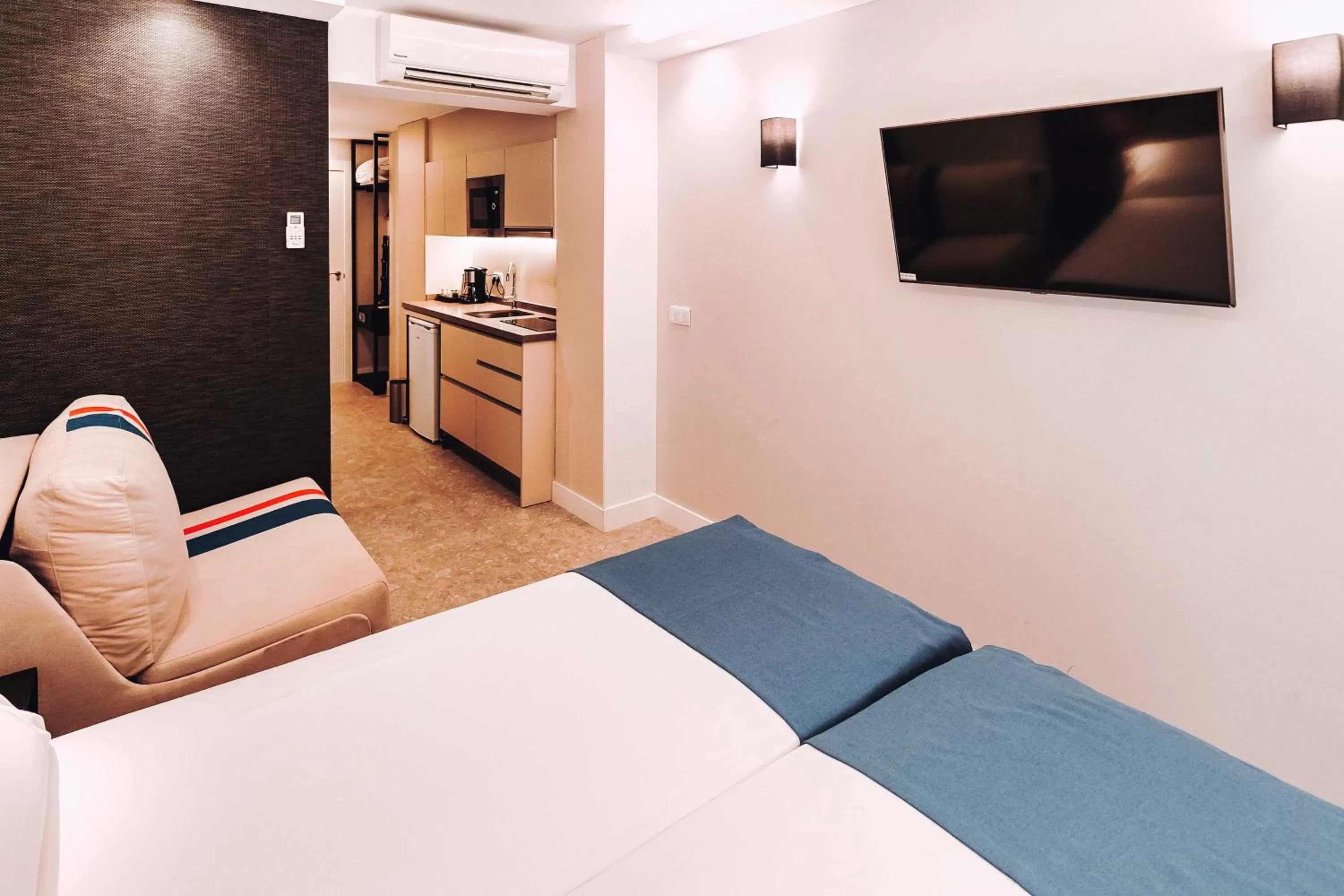 TV and multimedia, Bed in Posidonia Aparthotel