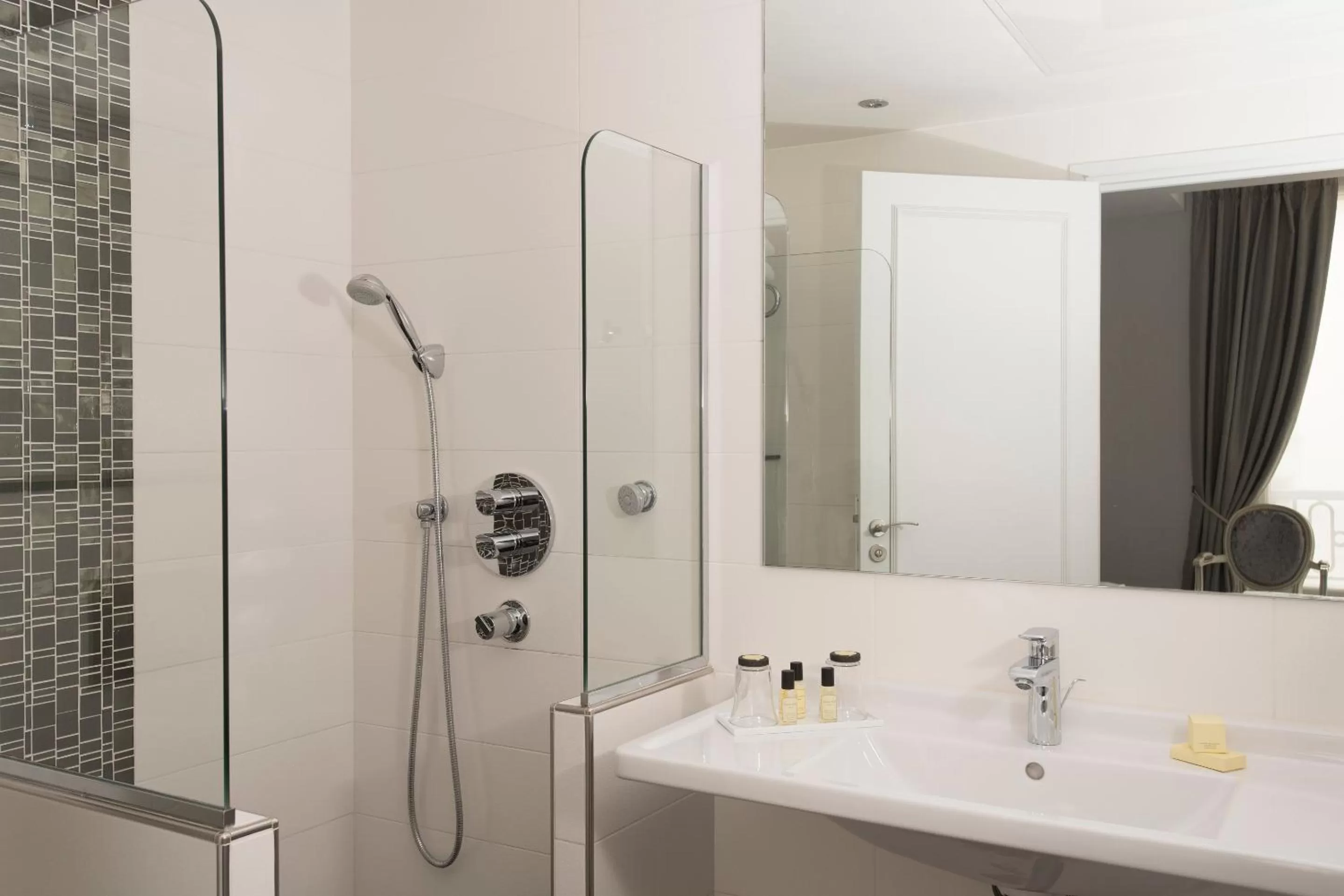 Bathroom in Hôtel Saint-Pétersbourg Opéra & Spa