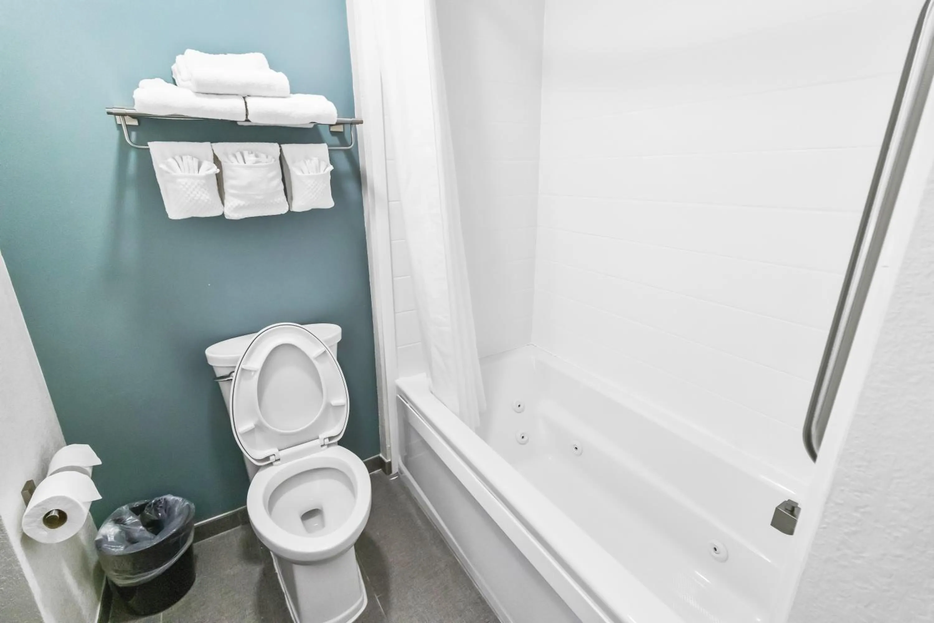 Toilet in Suburban Studios Brunswick I-95