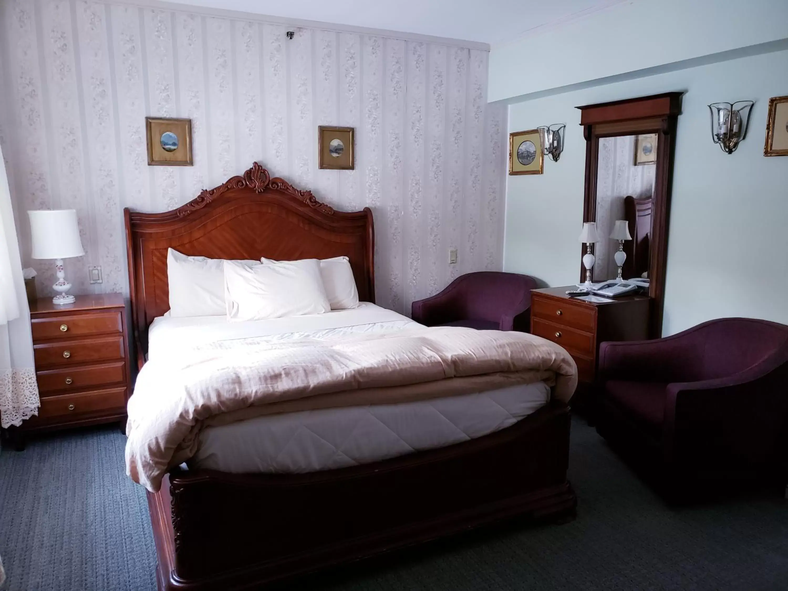 Standard Queen Room in Lowell Inn Standard Queen Room in Lowell Inn