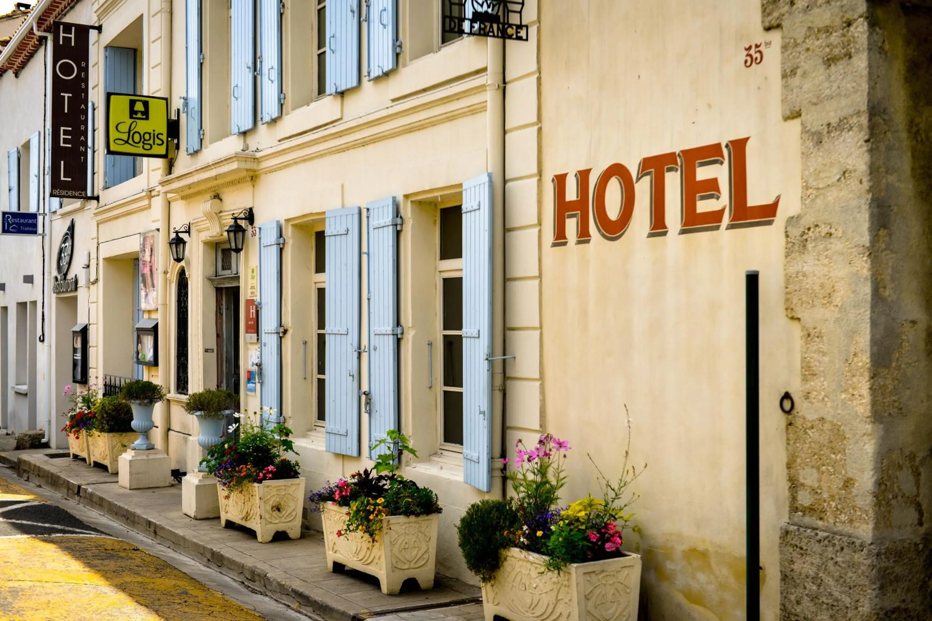 Facade/entrance in Logis Hôtel Restaurant Résidence