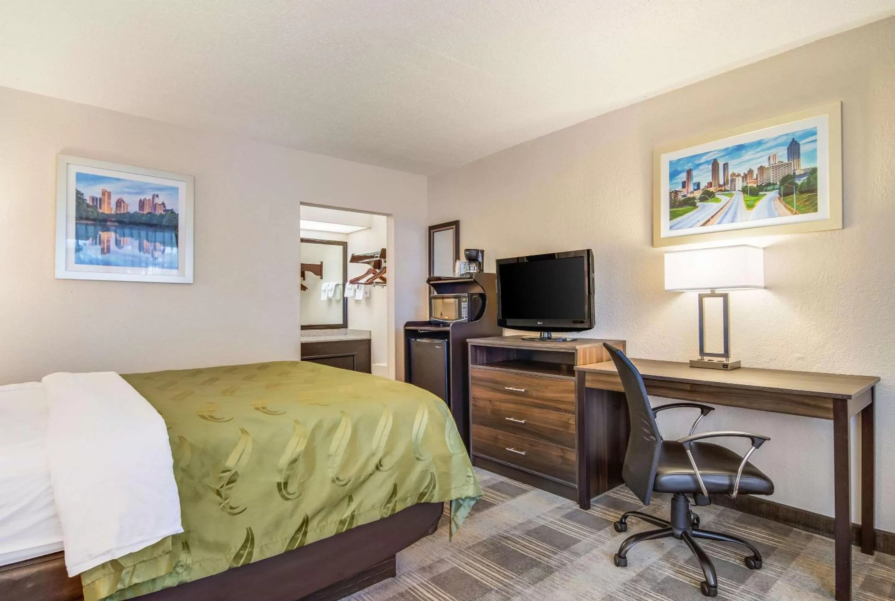 Photo of the whole room in Quality Inn Suwanee I-85