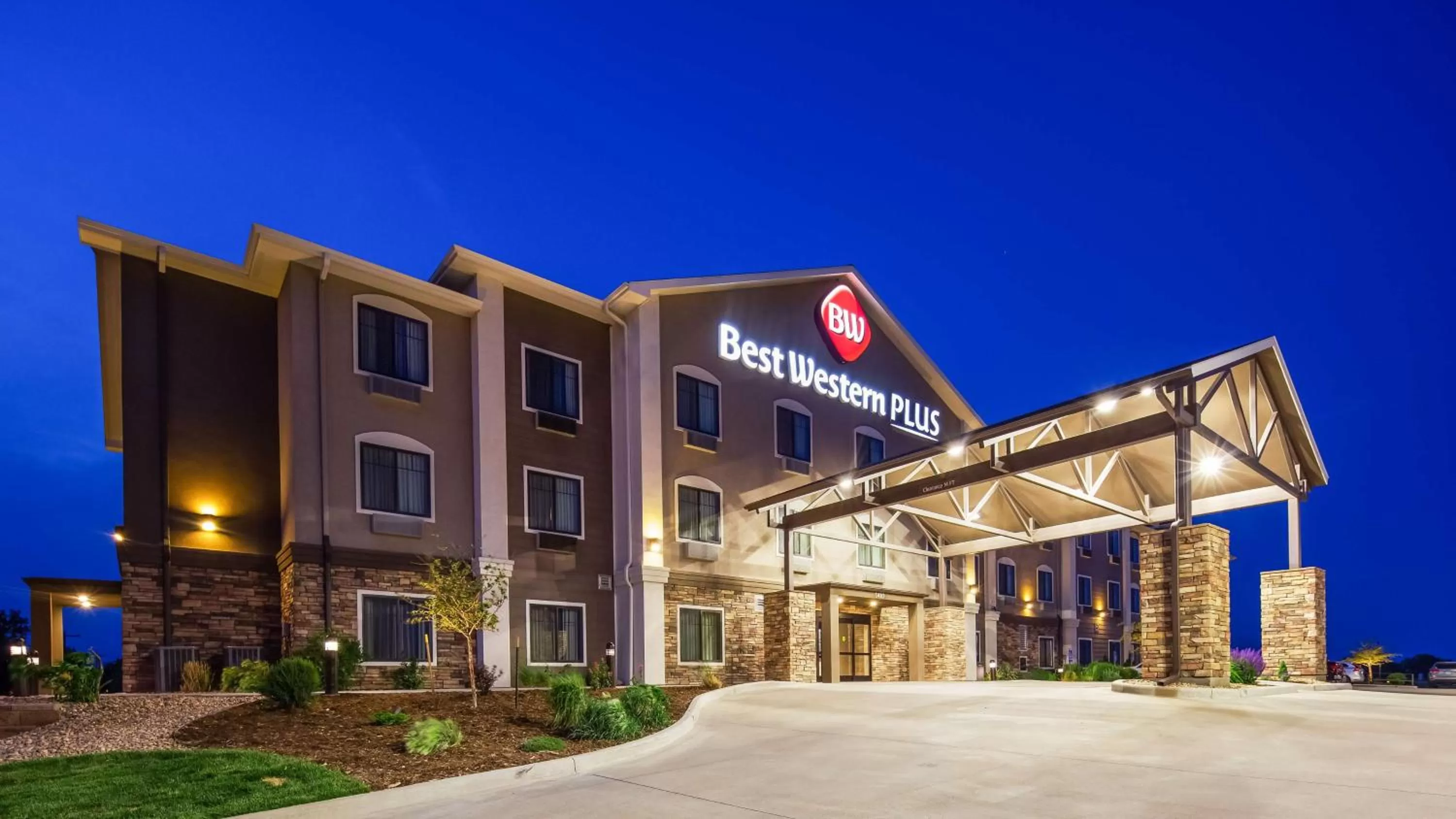 Property building in Best Western Plus Overland Inn