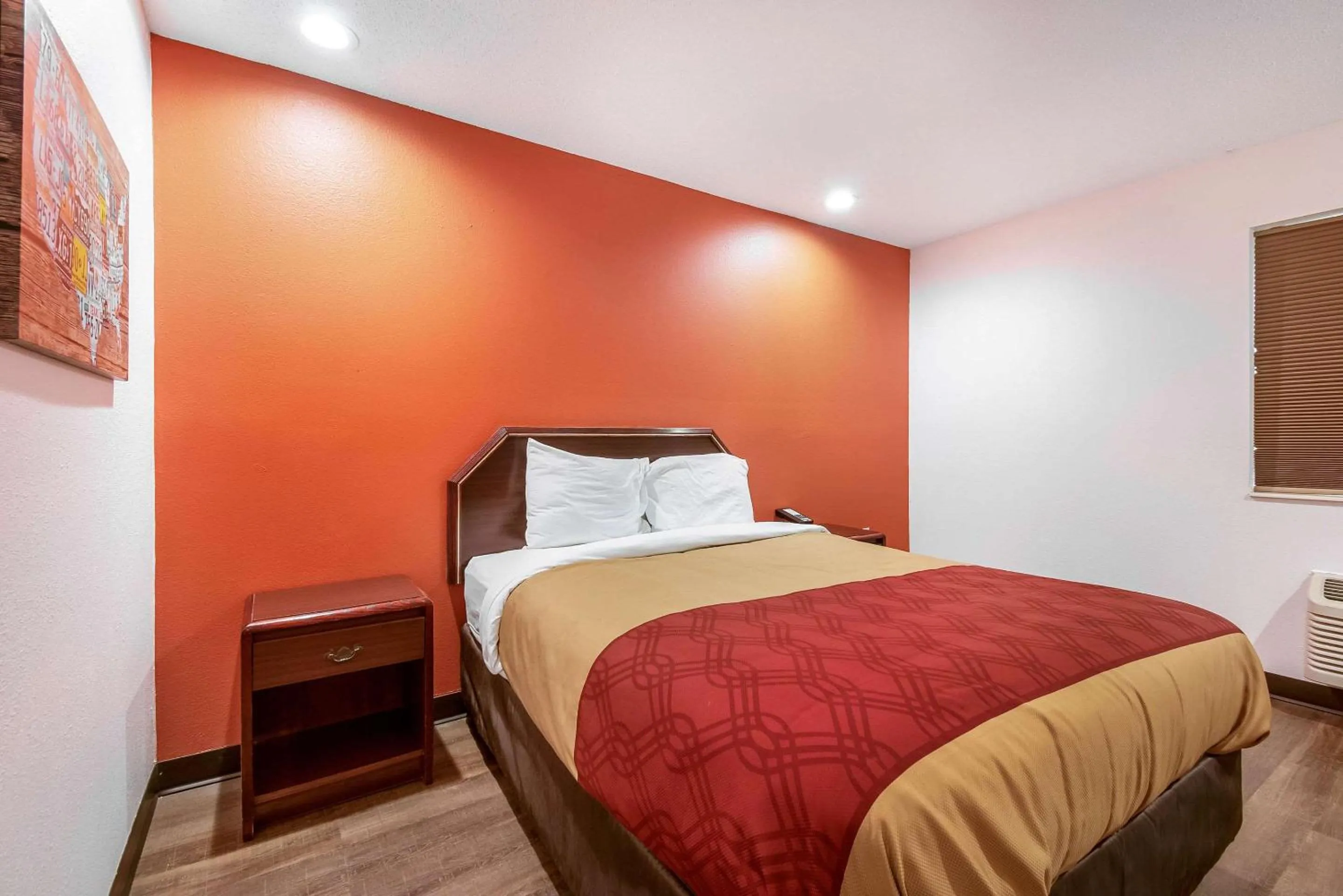 Photo of the whole room, Bed in Econo Lodge