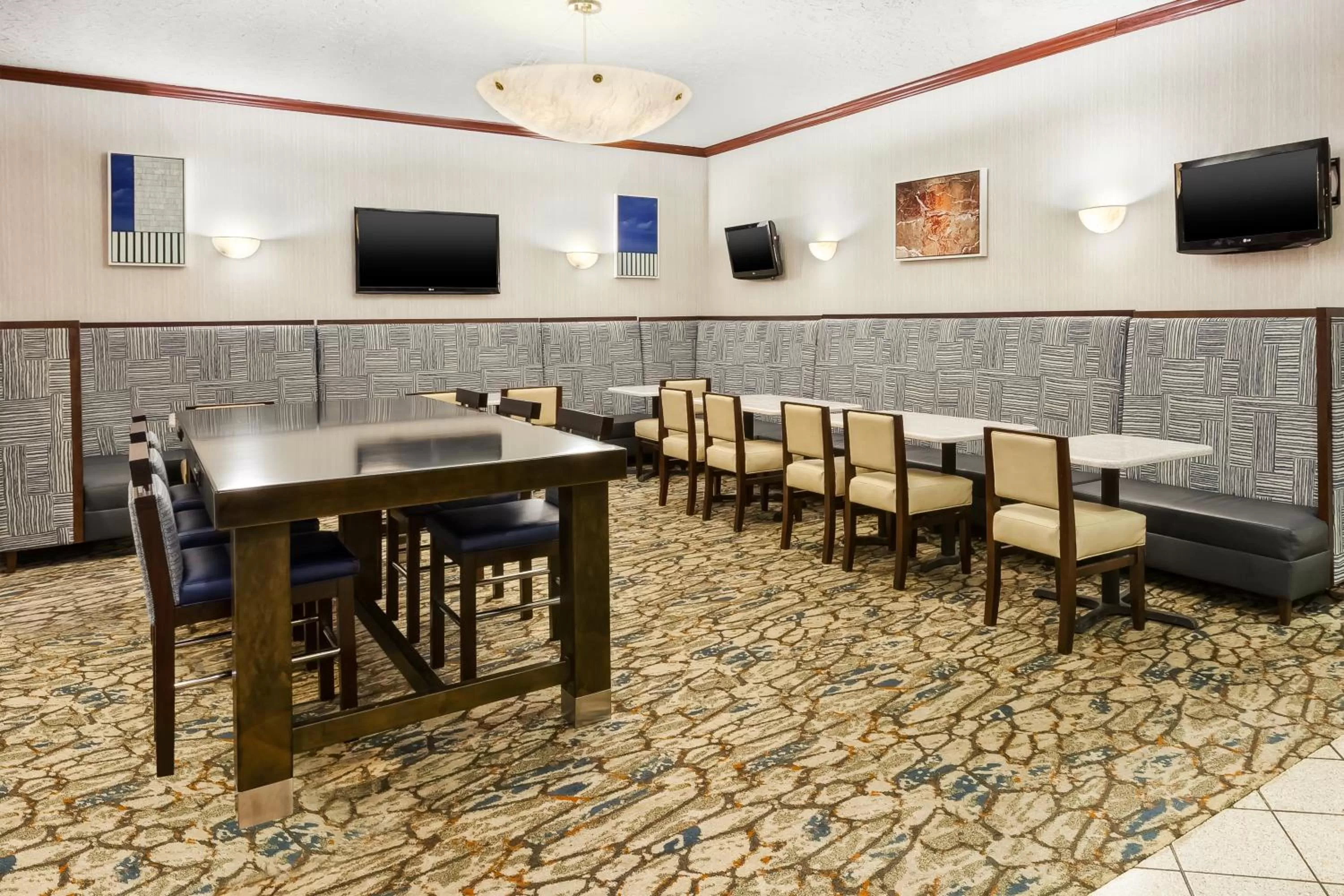 Lounge or bar in Crowne Plaza Columbus North - Worthington by IHG