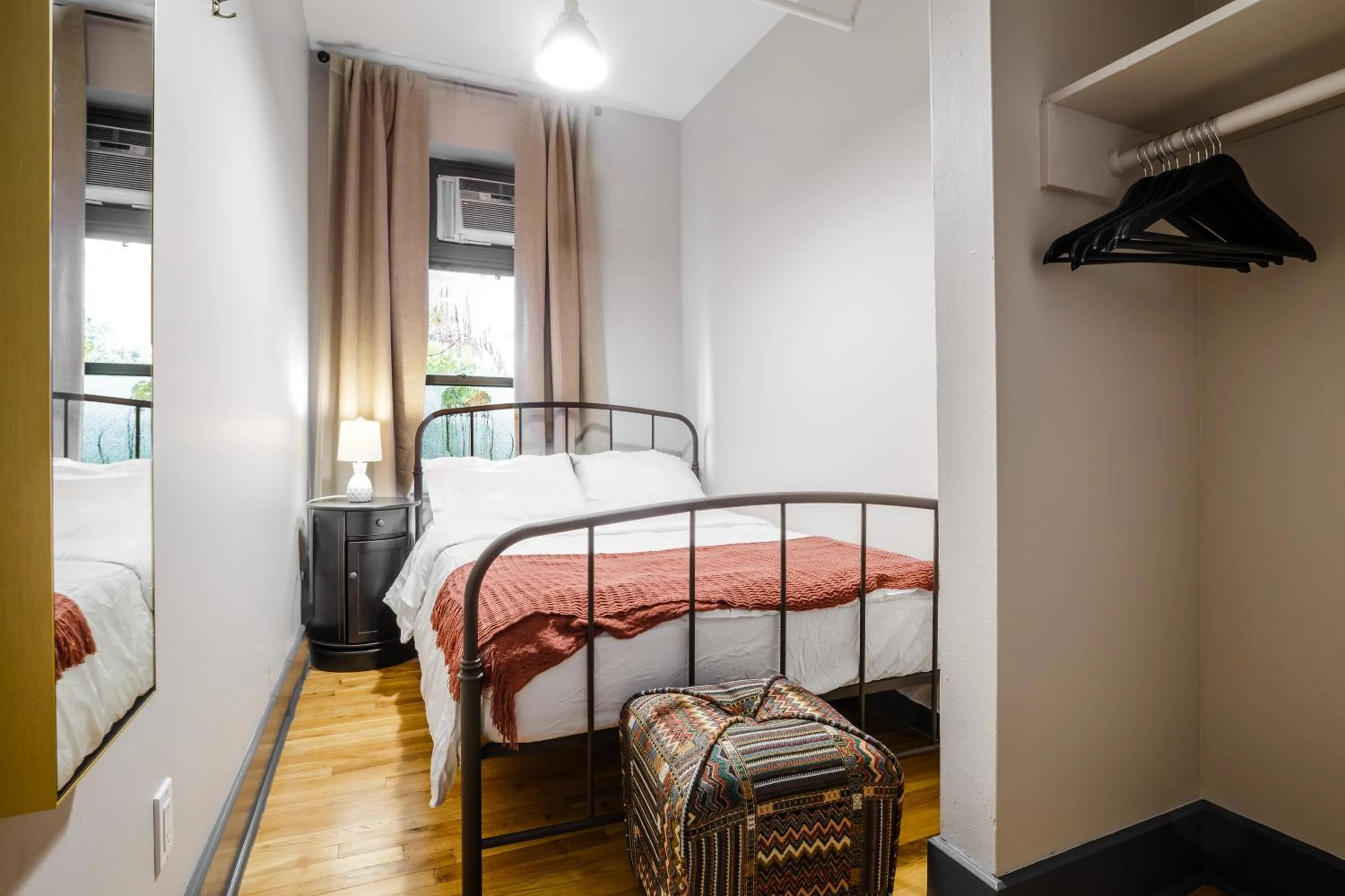 Photo of the whole room, Bed in Lamartine Chelsea