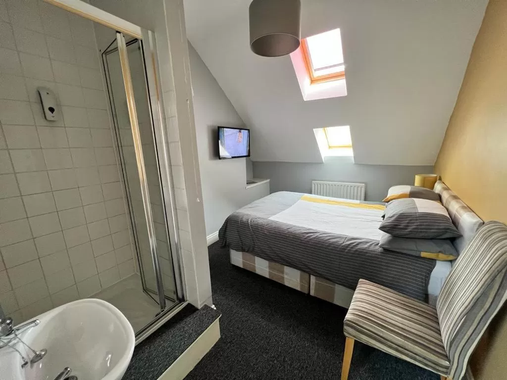 Photo of the whole room, Bed in The Hoptimist