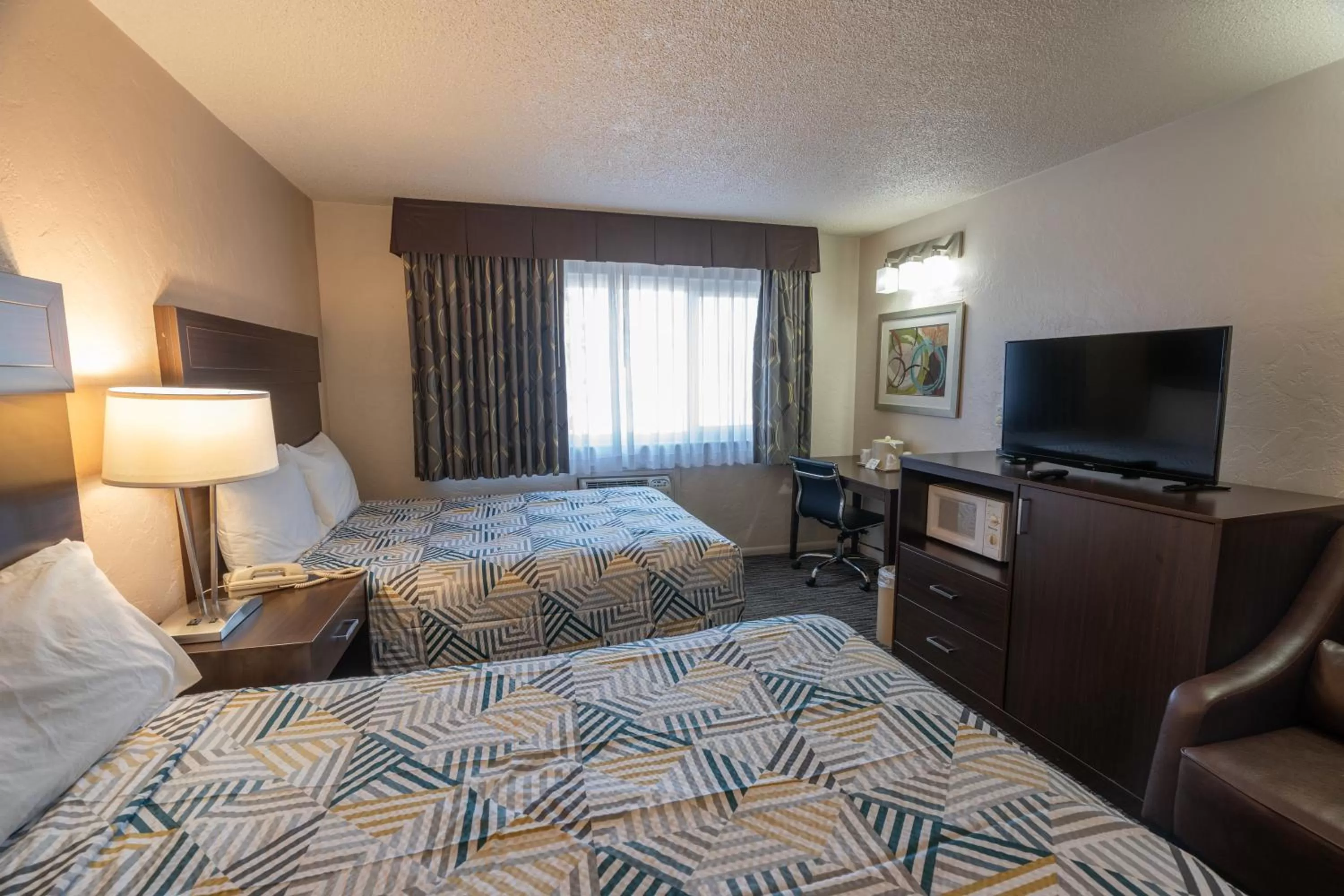 Photo of the whole room, Bed in Eastside Lodge