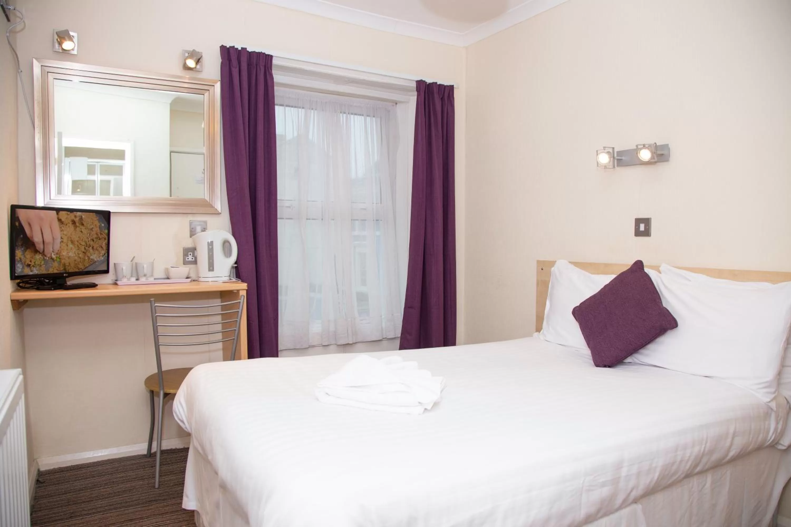 Bed in The Kynance House on Plymouth Hoe ,26 Ensuite Rooms