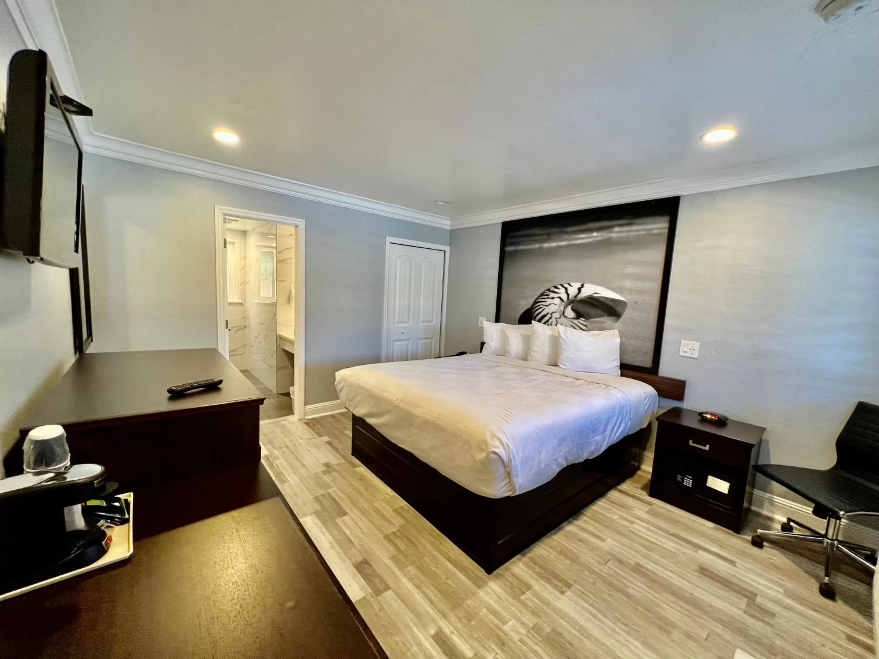 Photo of the whole room, Bed in Aura Inn Monterey