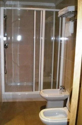 Bathroom in Apartamentos Turísticos Plaza del Olvido