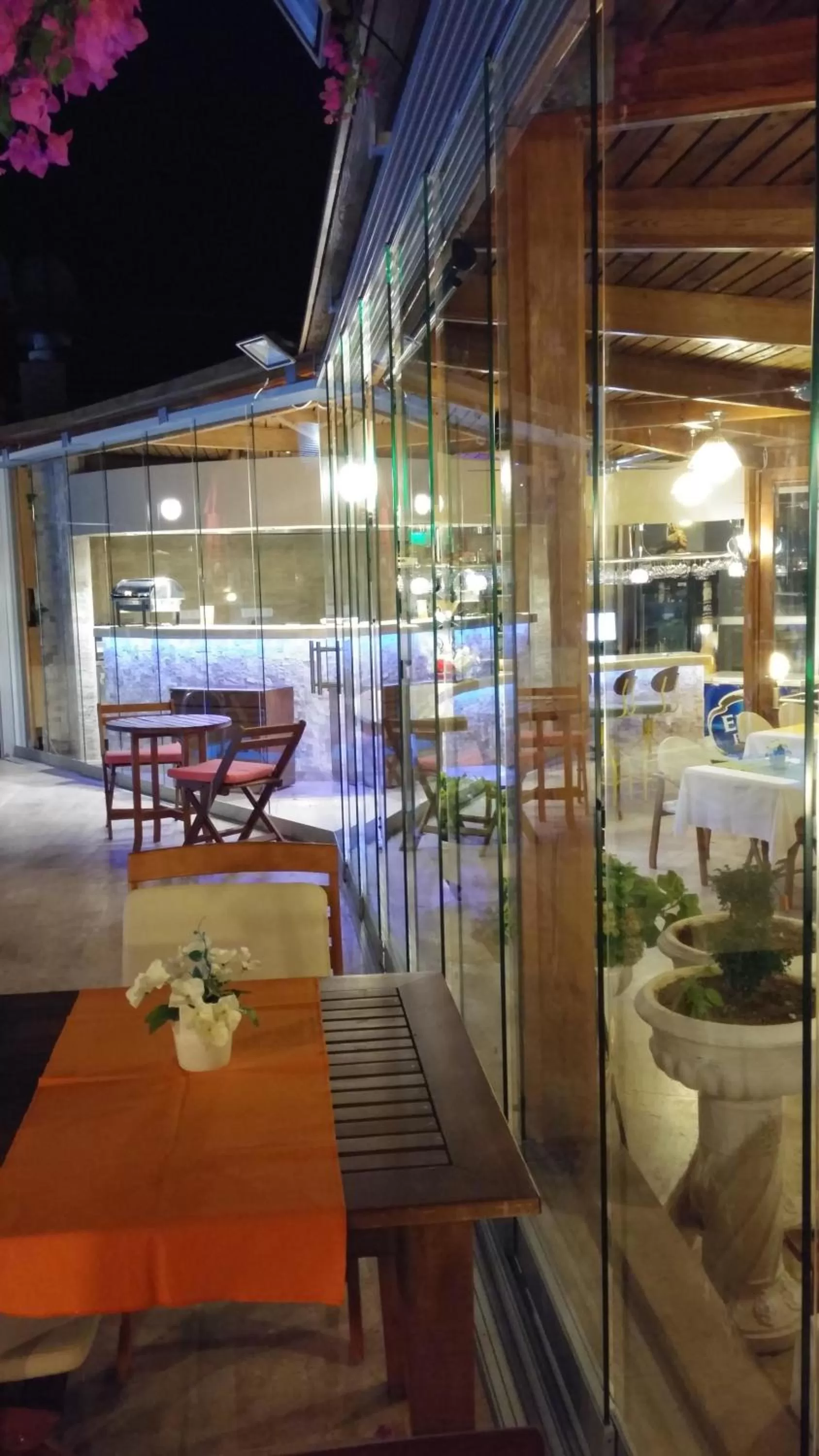 Restaurant/places to eat in Villa Sonata