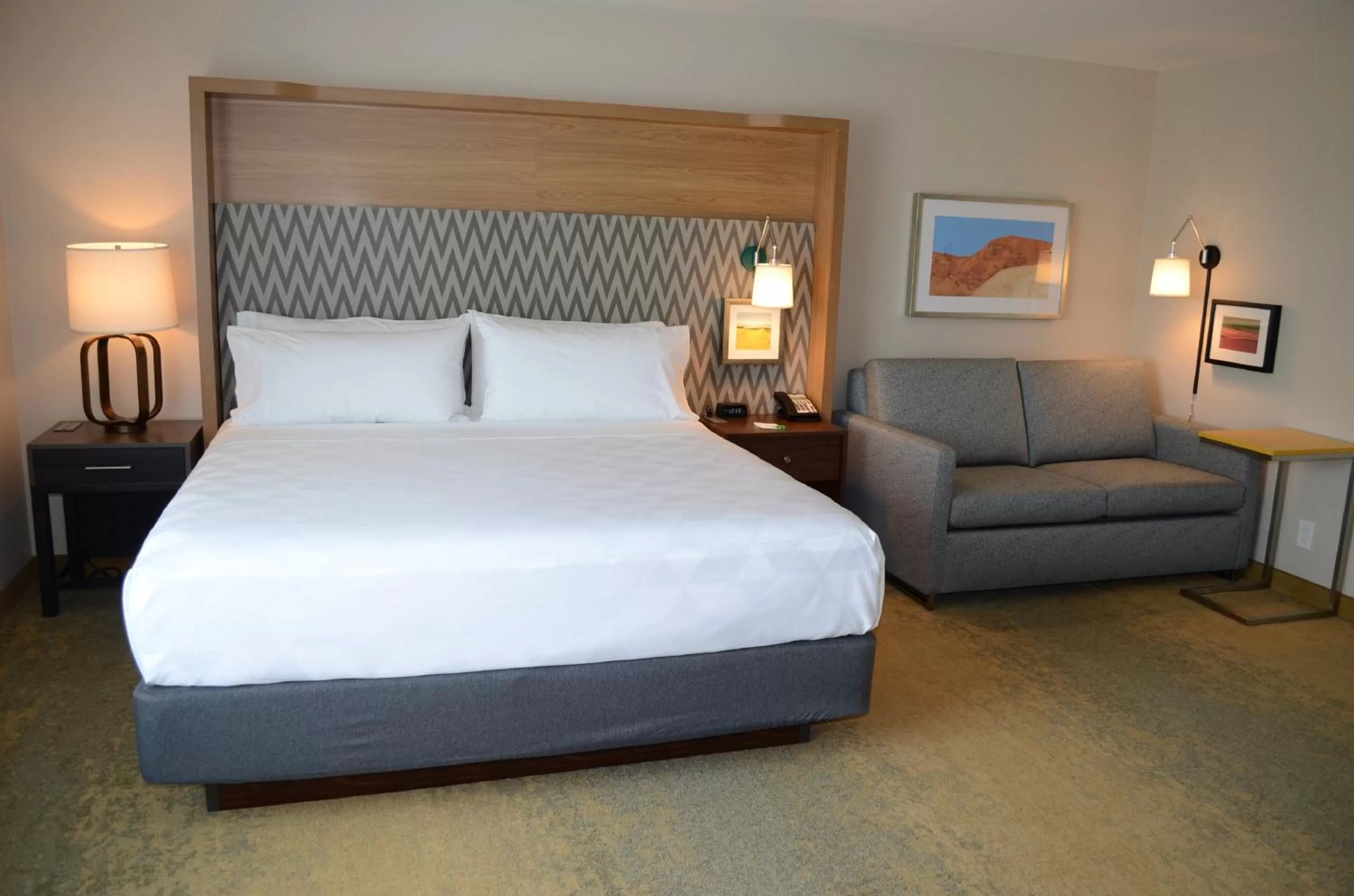 Photo of the whole room, Bed in Holiday Inn Edmonton South - Evario Events by IHG