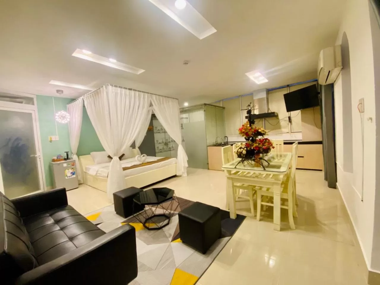 Kitchen or kitchenette, Seating Area in SaiGon Rose Hotel