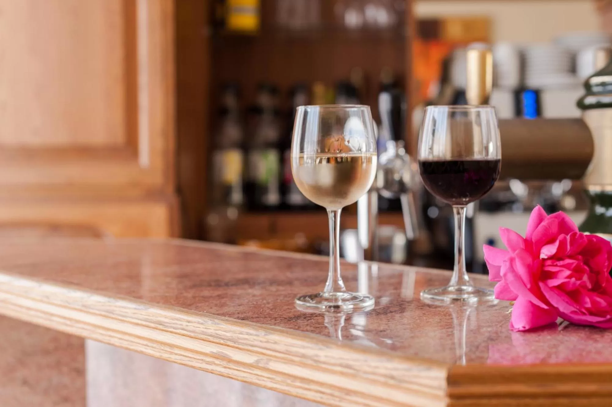 Lounge or bar in The Originals City, Hôtel Le Savoy, Caen