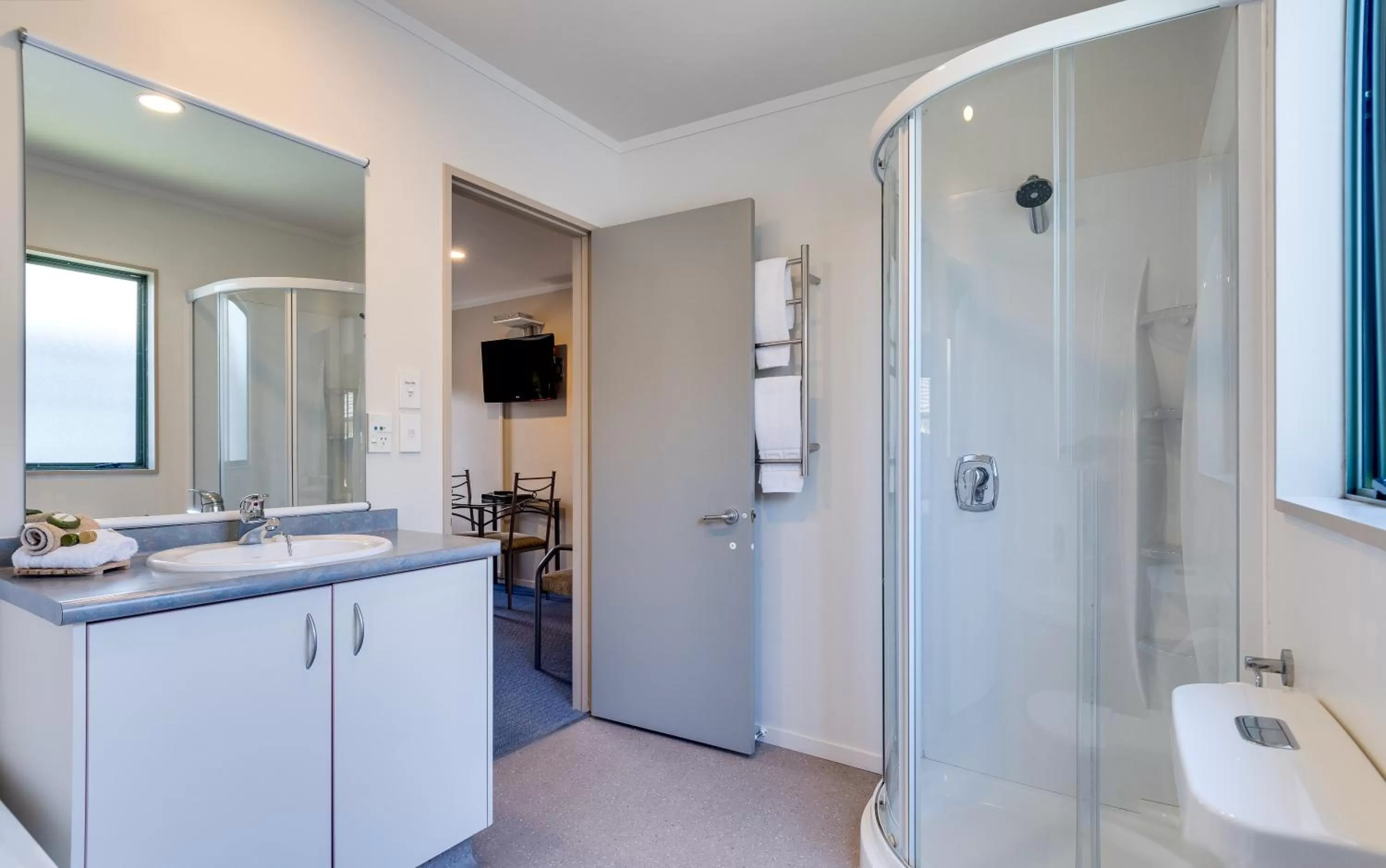 Bathroom in Portmans Motor Lodge