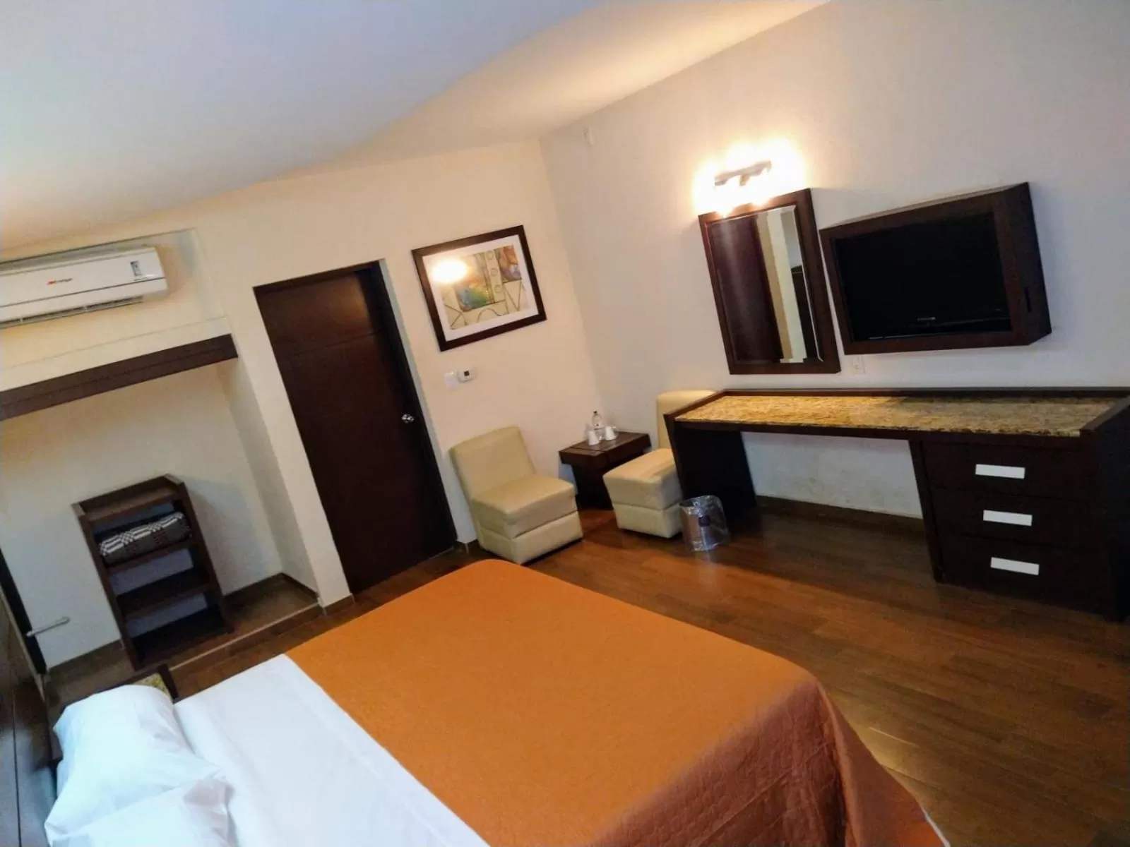 Photo of the whole room, Bed in Hotel Oasis